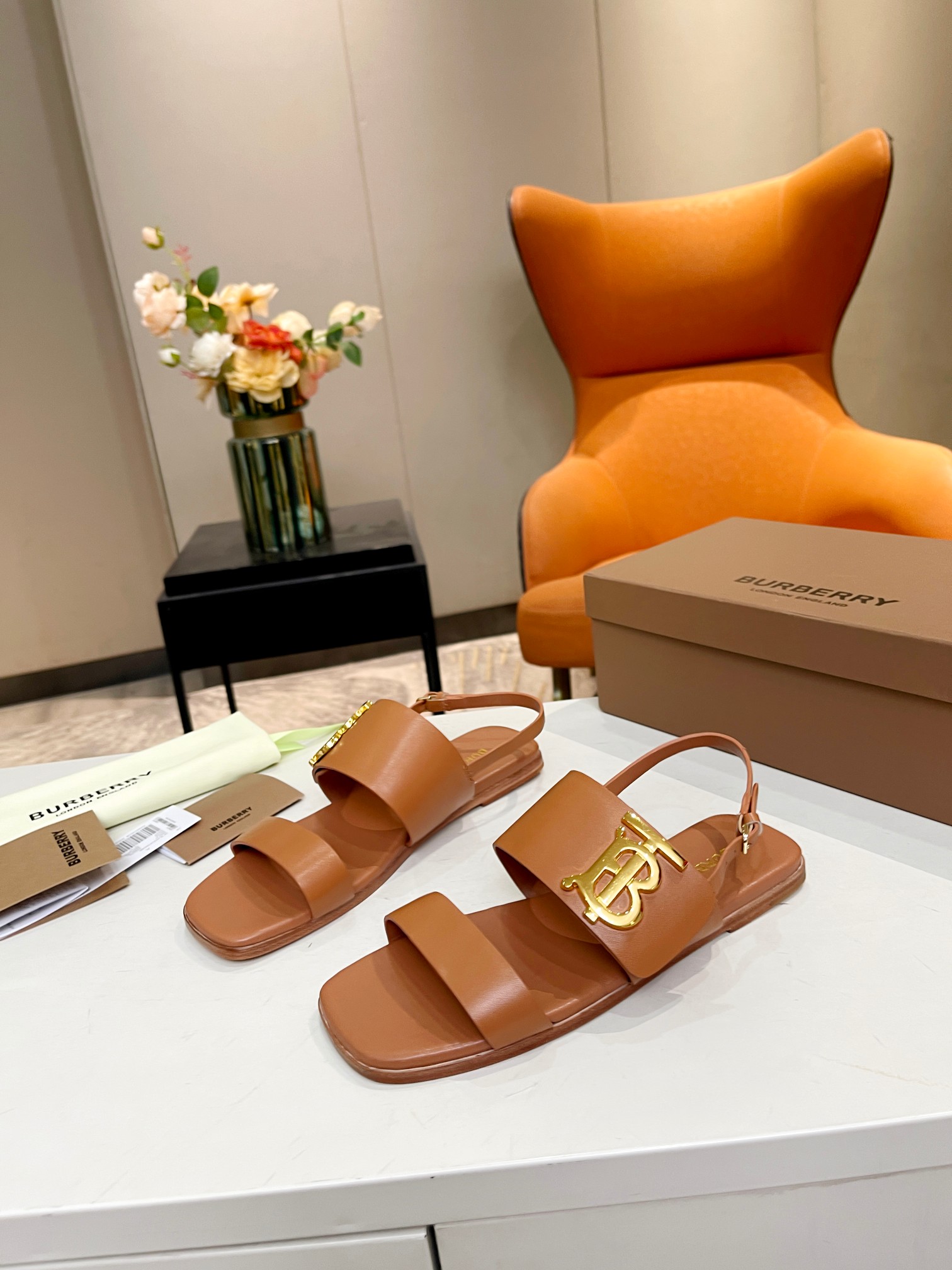 Burberry’s New High-Quality Sheep Skin Sandals with Gold Detail and Italian Rubber Sole - 图片 2