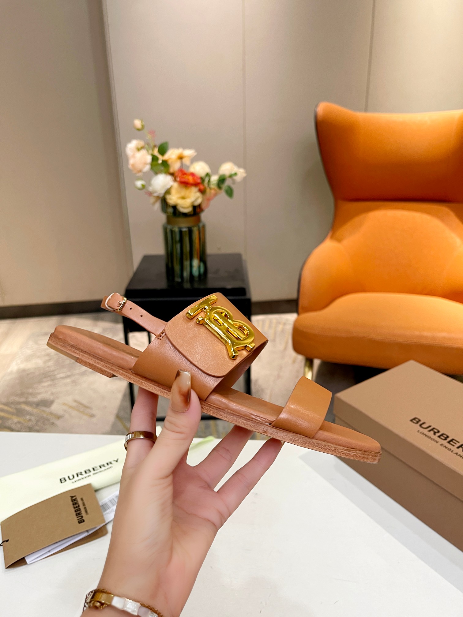 Burberry’s New High-Quality Sheep Skin Sandals with Gold Detail and Italian Rubber Sole - 图片 3