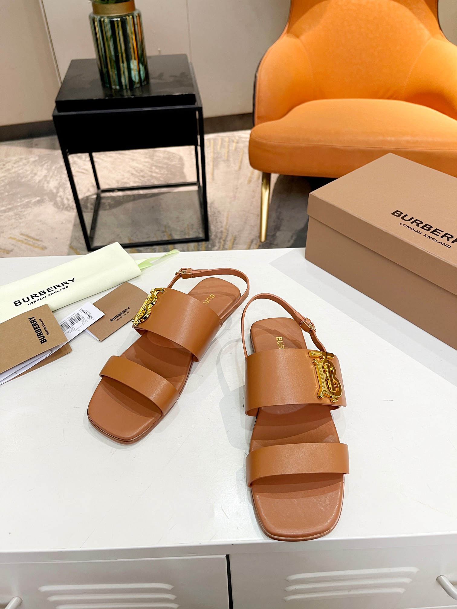 Burberry’s New High-Quality Sheep Skin Sandals with Gold Detail and Italian Rubber Sole - 图片 4