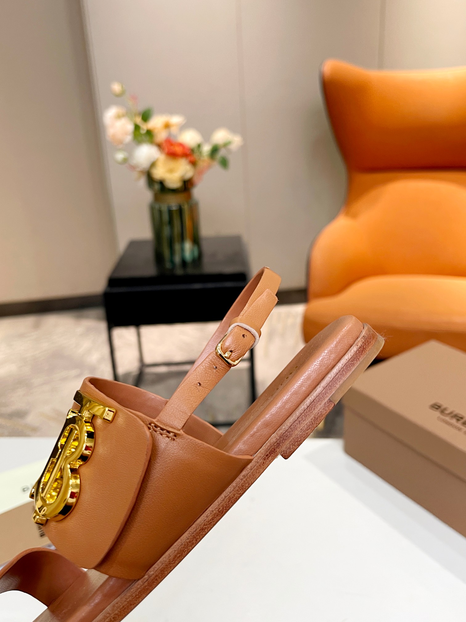 Burberry’s New High-Quality Sheep Skin Sandals with Gold Detail and Italian Rubber Sole - 图片 6