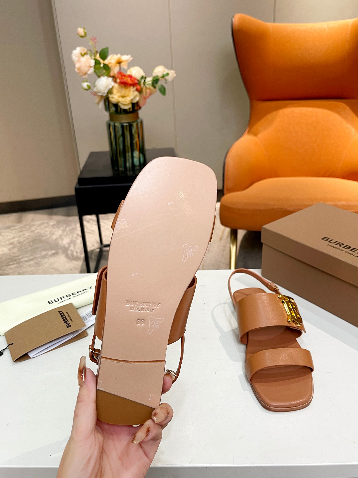 Burberry’s New High-Quality Sheep Skin Sandals with Gold Detail and Italian Rubber Sole - 图片 9