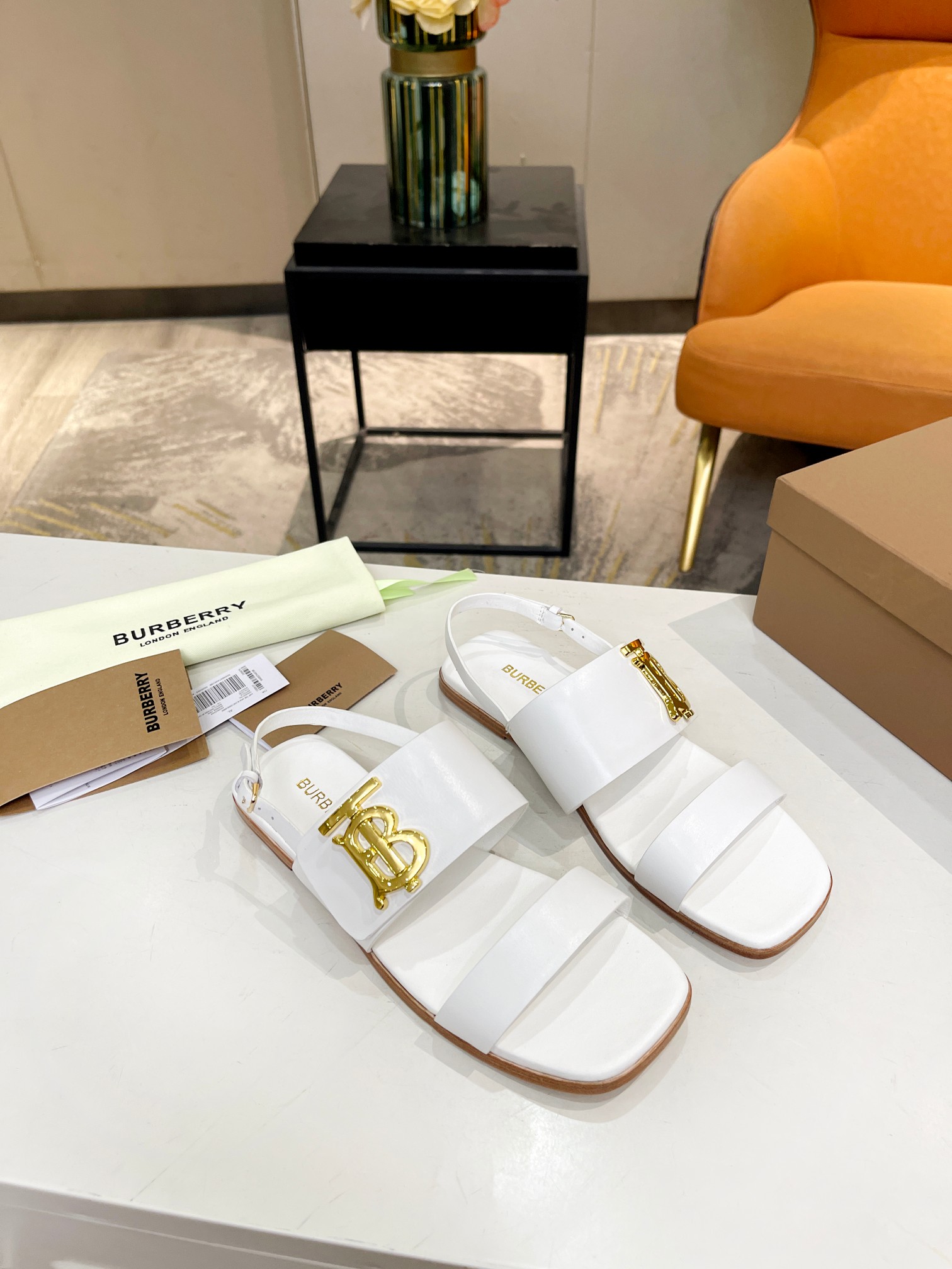 Burberry’s High-Quality Sheepskin Sandals with Gold Detail and Italian Rubber Sole - 图片 1