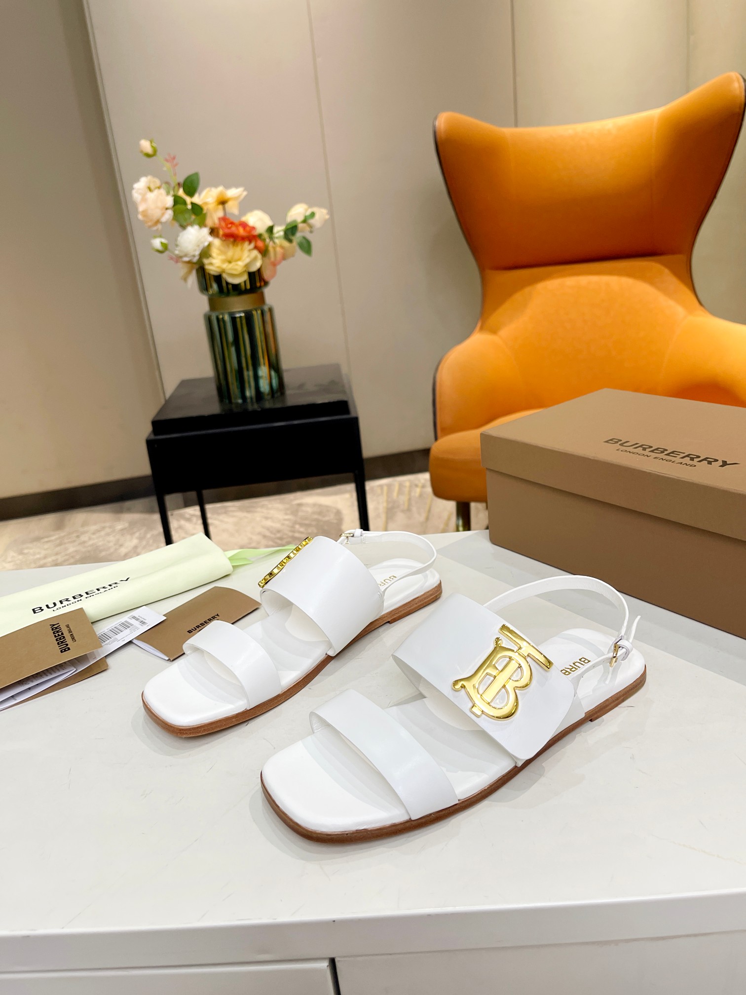 Burberry’s High-Quality Sheepskin Sandals with Gold Detail and Italian Rubber Sole - 图片 2