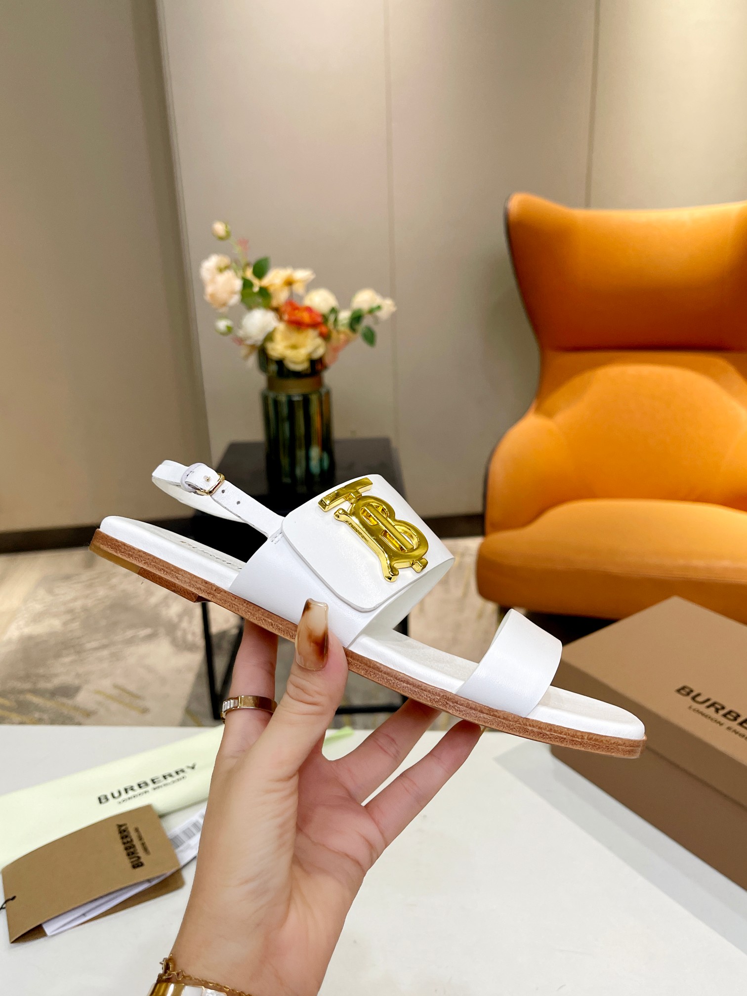 Burberry’s High-Quality Sheepskin Sandals with Gold Detail and Italian Rubber Sole - 图片 3