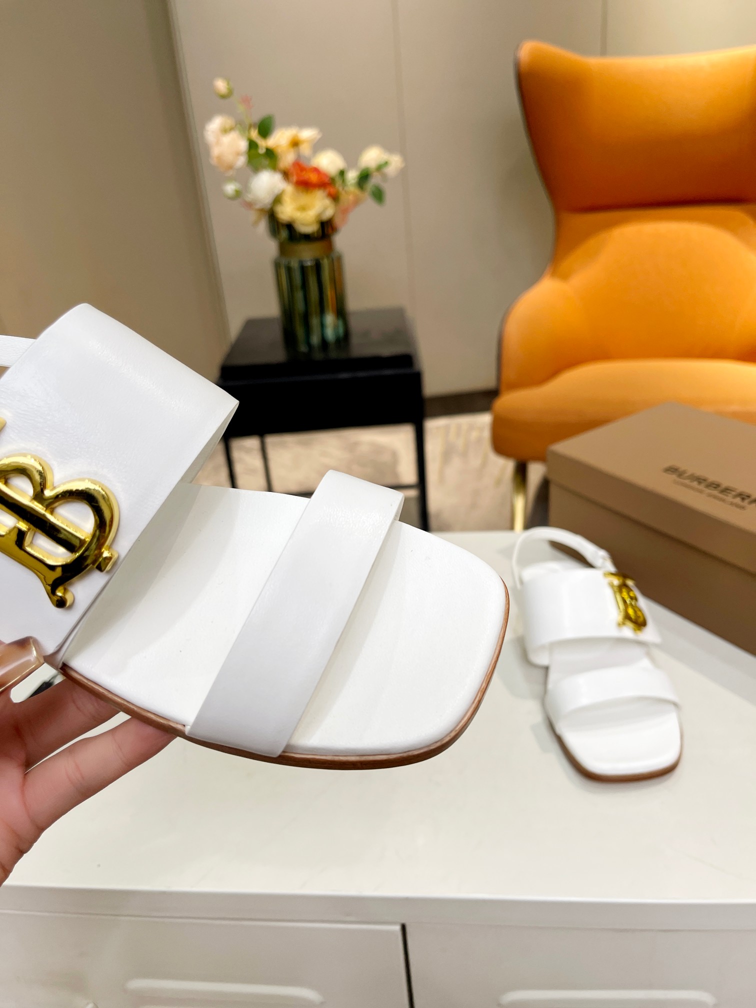 Burberry’s High-Quality Sheepskin Sandals with Gold Detail and Italian Rubber Sole - 图片 4