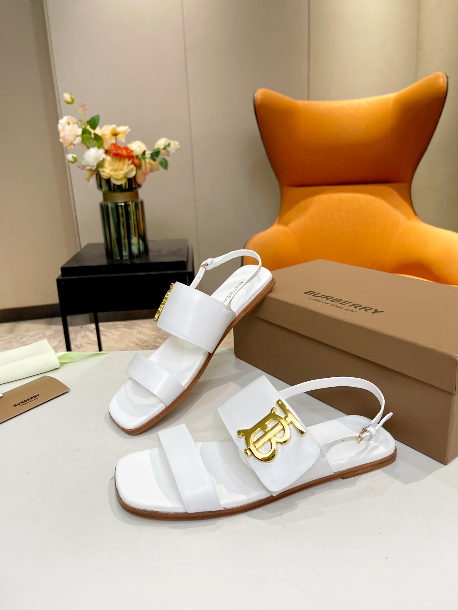 Burberry’s High-Quality Sheepskin Sandals with Gold Detail and Italian Rubber Sole - 图片 6