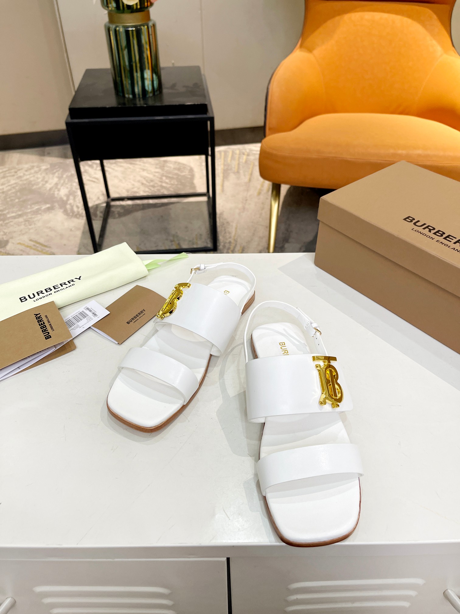Burberry’s High-Quality Sheepskin Sandals with Gold Detail and Italian Rubber Sole - 图片 7