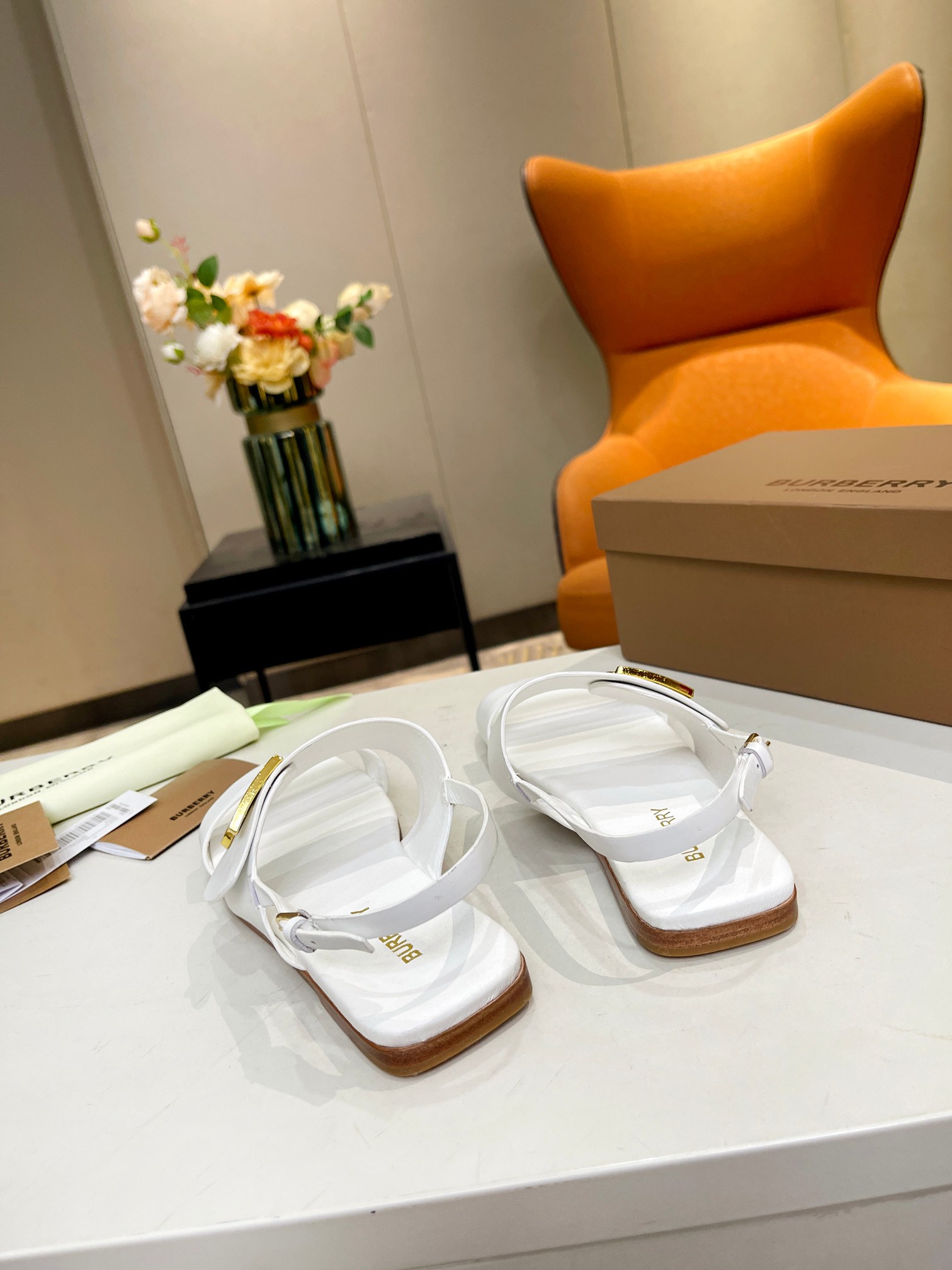 Burberry’s High-Quality Sheepskin Sandals with Gold Detail and Italian Rubber Sole - 图片 8