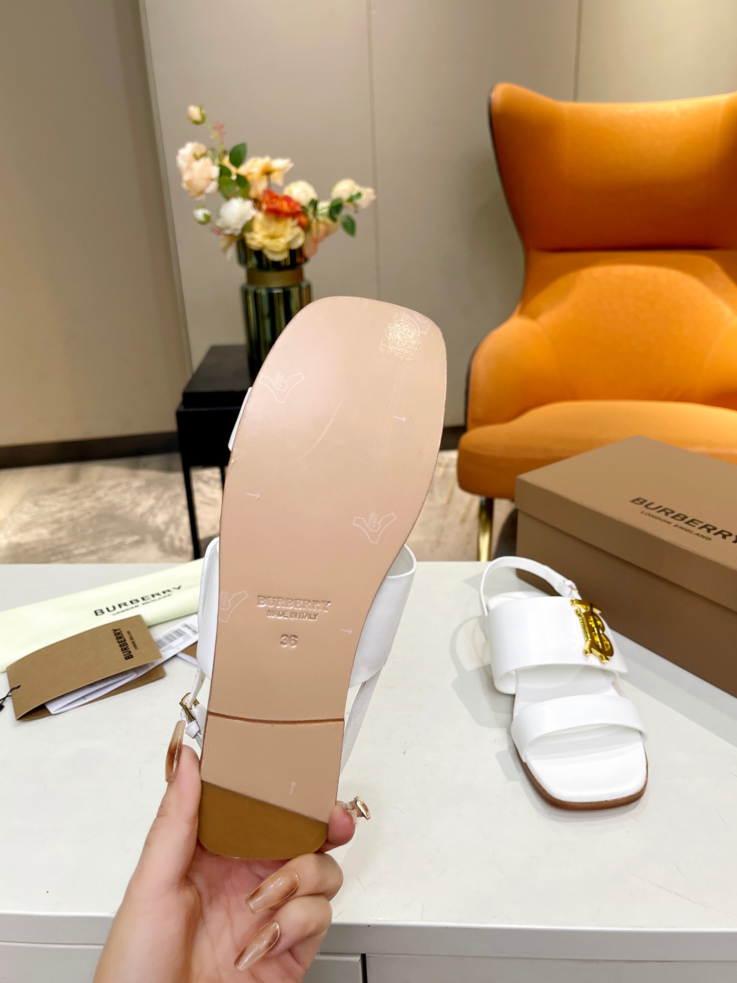 Burberry’s High-Quality Sheepskin Sandals with Gold Detail and Italian Rubber Sole - 图片 9