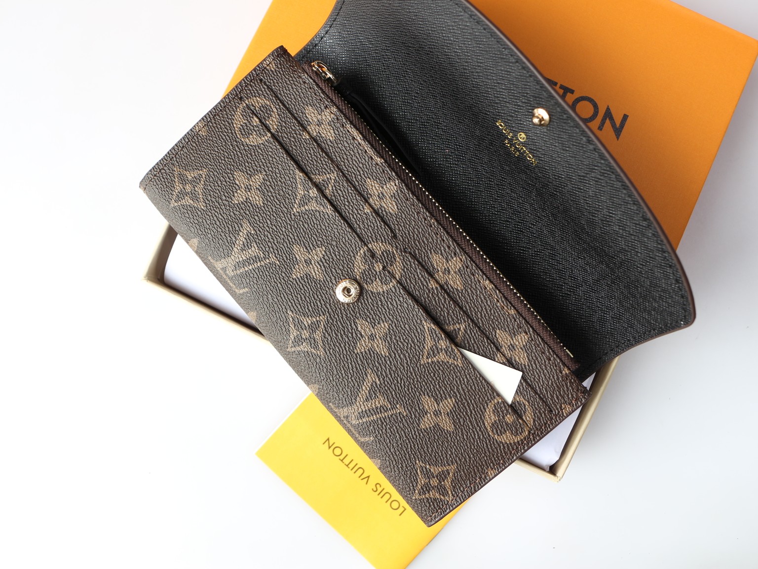 Leather wallet with coin pocket