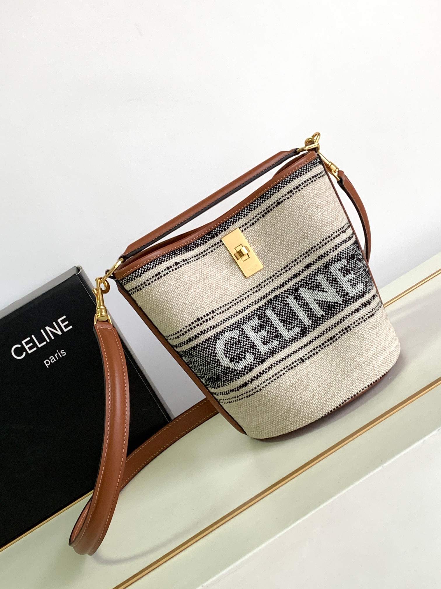 【独家首发????】CELIN-E 23s早春｜BUCKET 16迷你 提花条纹织物牛皮革水桶包\n新品分享｜✨独家正版面料开发～超细工艺提花织物✔️包身刺绣Celine字母logo搭配进口牛皮➕织物刺绣 全钢金属五金，自置多功能袋旋转锁封口 方便又安全???? 身背单品行走到哪都像在巴黎时装周～心尖尖喜欢的款 秒get????\n 尺寸：16x18x16cm \n型号：yjwlw573s织物