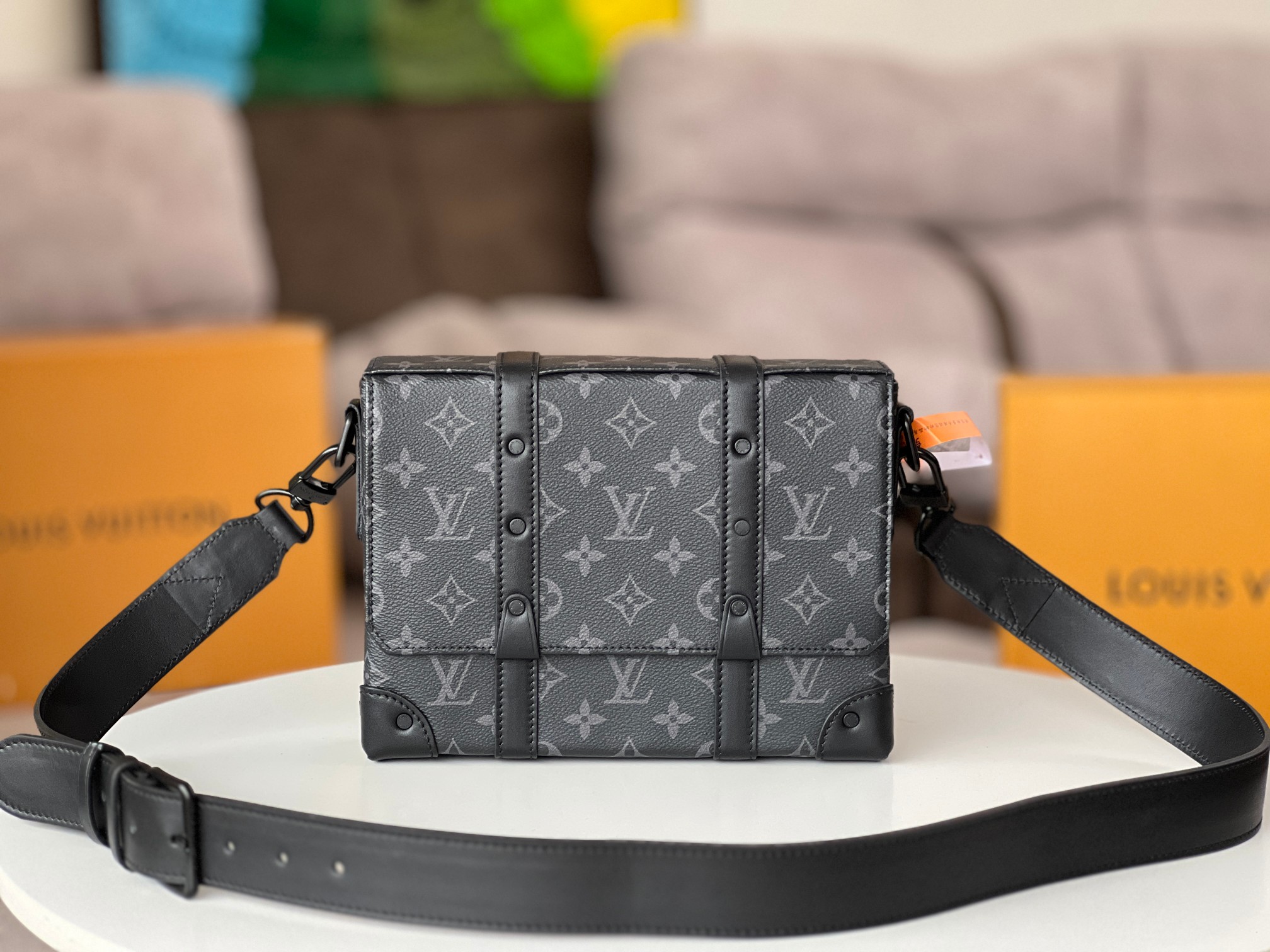 NO:200915,Original single M45727TRUNK Postman Bag This small rectangular trunk Postman Bag is made of Monogram Eclipse canvas, black flower black leather veil men's postman bag oo[handshake][handshake] continues the brand's classic hard box elements such as matte black rivets and reinforced black leather bag corners. Removable and adjustable straps for comfortable carrying. Detailed features 24 x 18 x 5.5 cm, LV [top original list], christian louboutin, louis vuitton19860909原单M45727TRUNK 邮差包本款小巧长方体 Trunk 邮差包由 Monogram Eclipse 帆布制成,黑花黑皮盖头男士邮差包oo[握手][握手]延续哑光黑铆钉和加固黑色皮革包角等品牌经典硬箱元素.可脱卸、可调节包带实现舒适背携.详细特征24 x 18 x 5.5 厘米,LV【顶级原单】,christian louboutin,louis vuitton,Bag