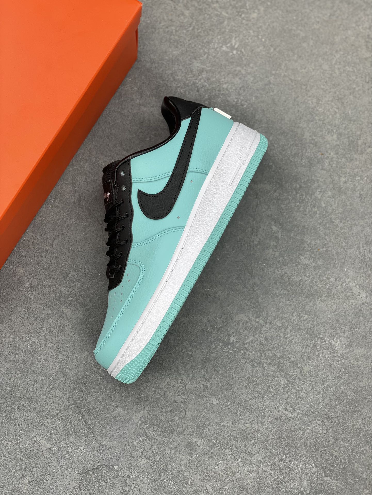 Nike Air Force 1 '07 Tiffany&Co. Low-Top Sneakers - DZ1837-100 7 i1680372851 9198 5