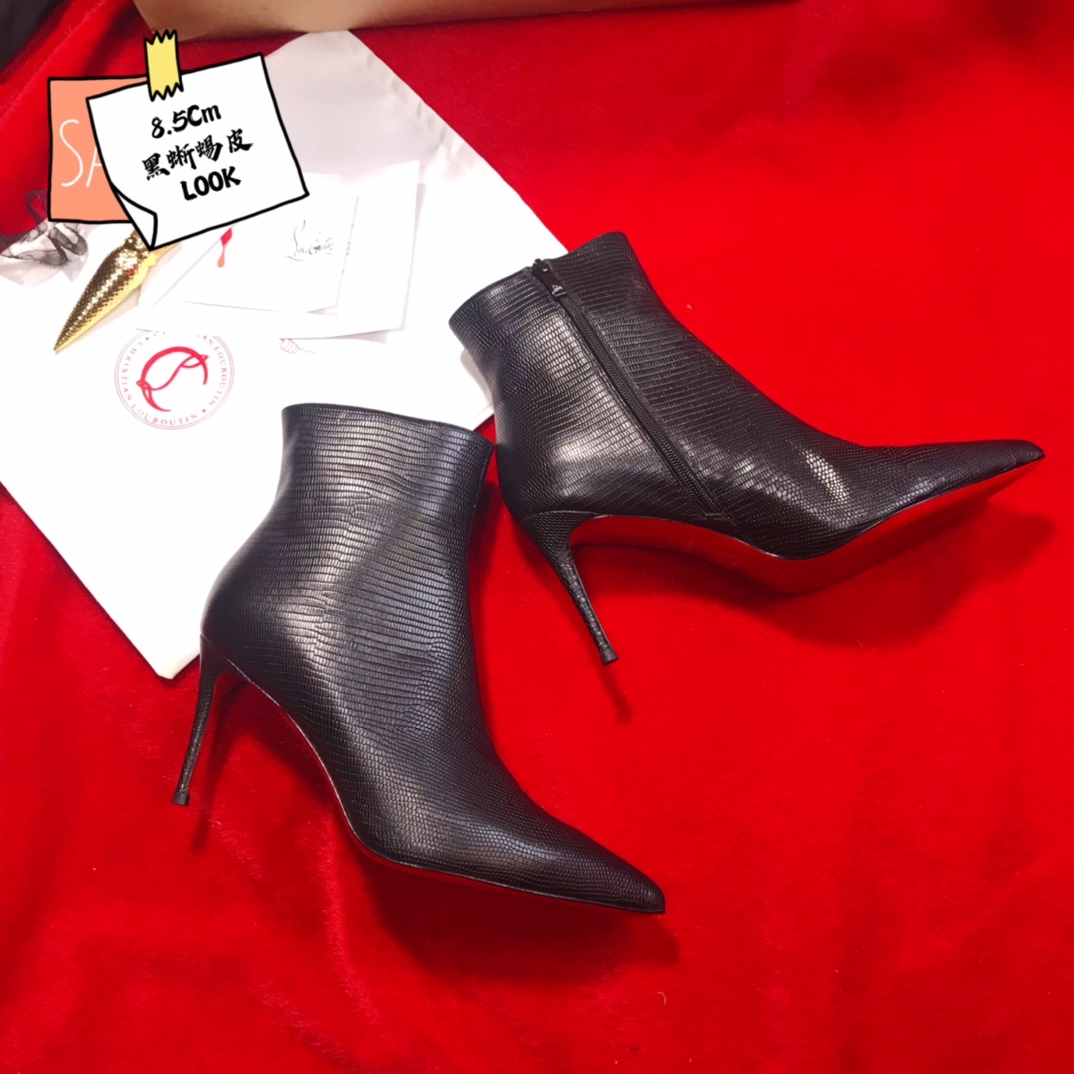 NO:337000,High-end customized autumn and winter lizard leather boots series!  H8.5Cm, size 34-42. Leather big sole. Private mold trademark zipper. Ⅹ39-Black lizard pressed calf leather. 6 inches. Official website synchronization. Standard European code Reference:X39- Color:black Material:calf leather Lining:goat leather Heel height:8.5Cm Sole:leather sole Size:EUR 34-42 (US 4-11):,,christian louboutin,boots,cowhide,Leather soles19860909高端订制 秋冬蜥蜴皮靴系列！ H8.5Cm,尺码34-42码.真皮大底.私模商标拉链 .Ⅹ39-黑蜥蜴压小牛皮.6寸.官网同步. 标准欧码 Reference:X39- Color:black Material:calf leather Lining:goat leather Heel heigh:8.5Cm Sole:leather sole Size:EUR 34－42（US 4一11) :,,christian louboutin,boots,cowhide,Leather soles,Women's Shoes