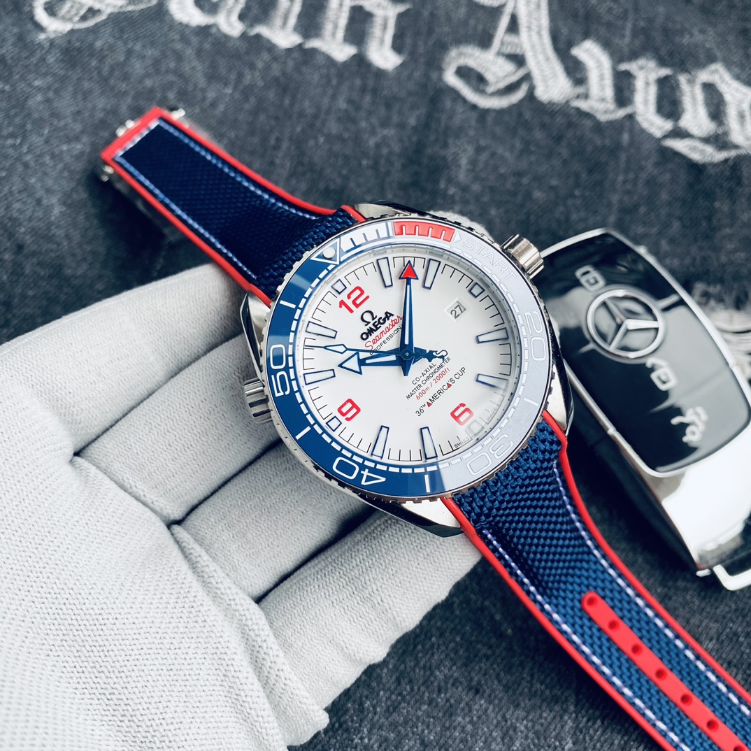 P300
🏍️品牌：欧米茄海马
🏍️系列:  海马600系列
🏍️圈口:  360度单向调节陶瓷计时圈
🏍️机芯:  搭载顶级全自动机械机芯 
🏍️尺寸:  42mm，厚度仅13mm，