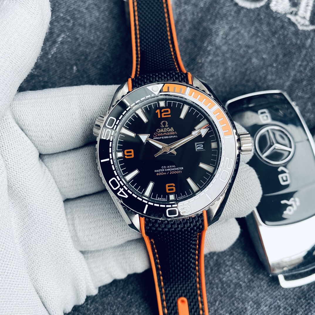 P300
🏍️品牌：欧米茄海马
🏍️系列:  海马600系列
🏍️圈口:  360度单向调节陶瓷计时圈
🏍️机芯:  搭载顶级全自动机械机芯 
🏍️尺寸:  42mm，厚度仅13mm，