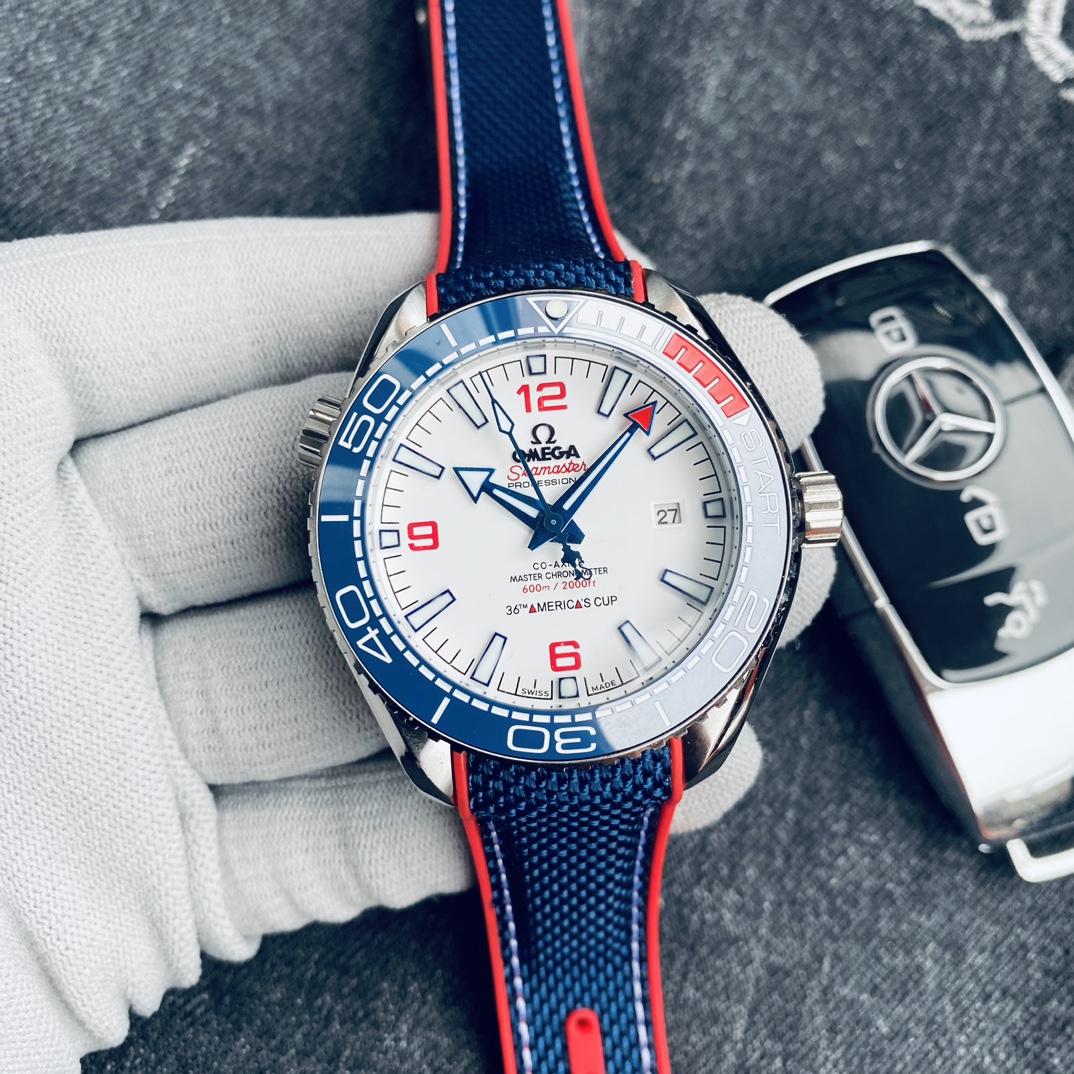 P300
🏍️品牌：欧米茄海马
🏍️系列:  海马600系列
🏍️圈口:  360度单向调节陶瓷计时圈
🏍️机芯:  搭载顶级全自动机械机芯 
🏍️尺寸:  42mm，厚度仅13mm，