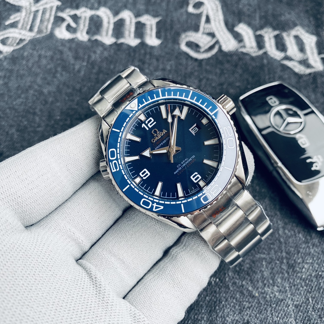 P320
🏍️品牌:欧米茄海马
🏍️系列: 海马600系列
🏍️圈口: 360度单向调节陶瓷计时圈
🏍️机芯: 搭载顶级全自动机械机芯
🏍️尺寸: 42mm,厚度仅13mm,