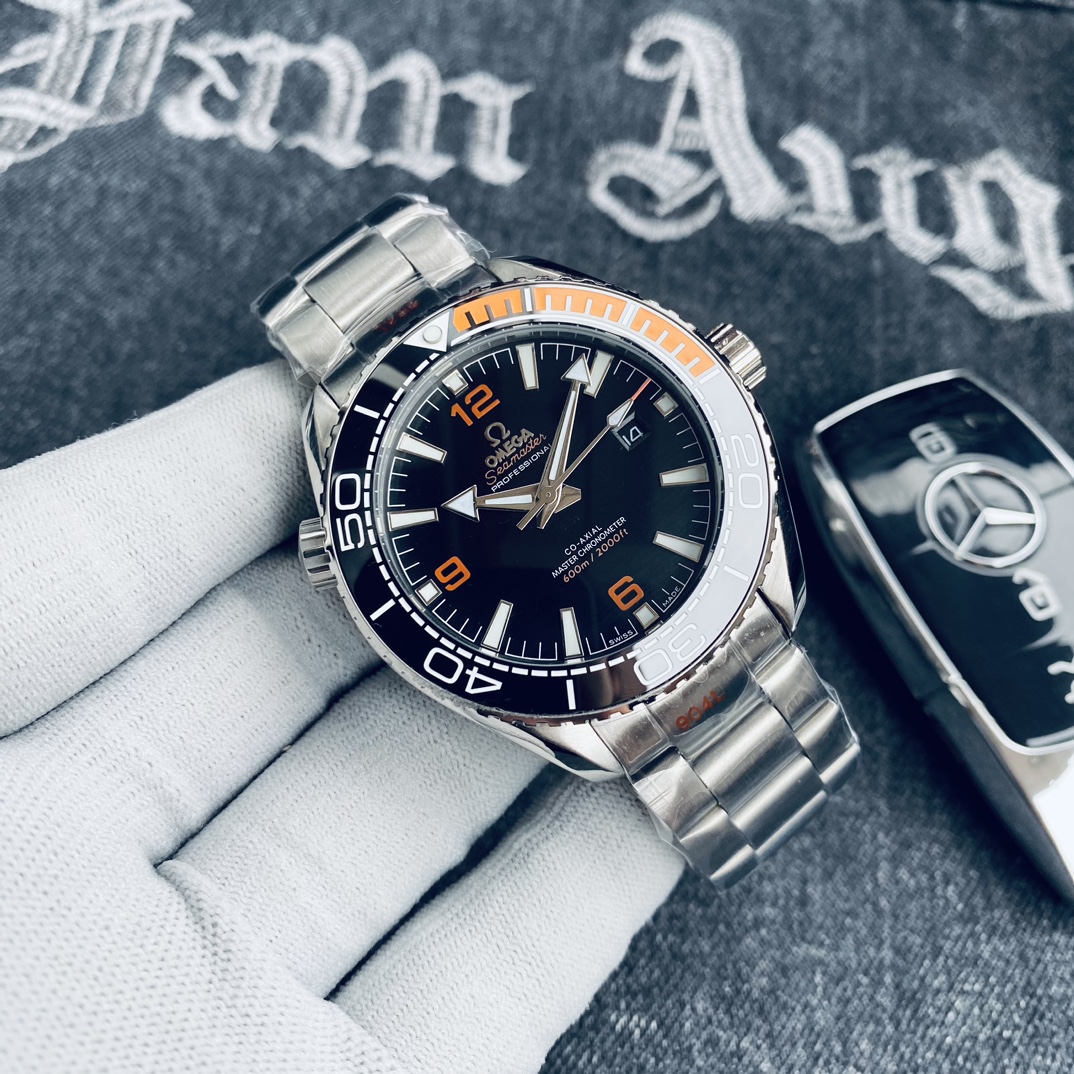 P320
🏍️品牌:欧米茄海马
🏍️系列: 海马600系列
🏍️圈口: 360度单向调节陶瓷计时圈
🏍️机芯: 搭载顶级全自动机械机芯
🏍️尺寸: 42mm,厚度仅13mm,