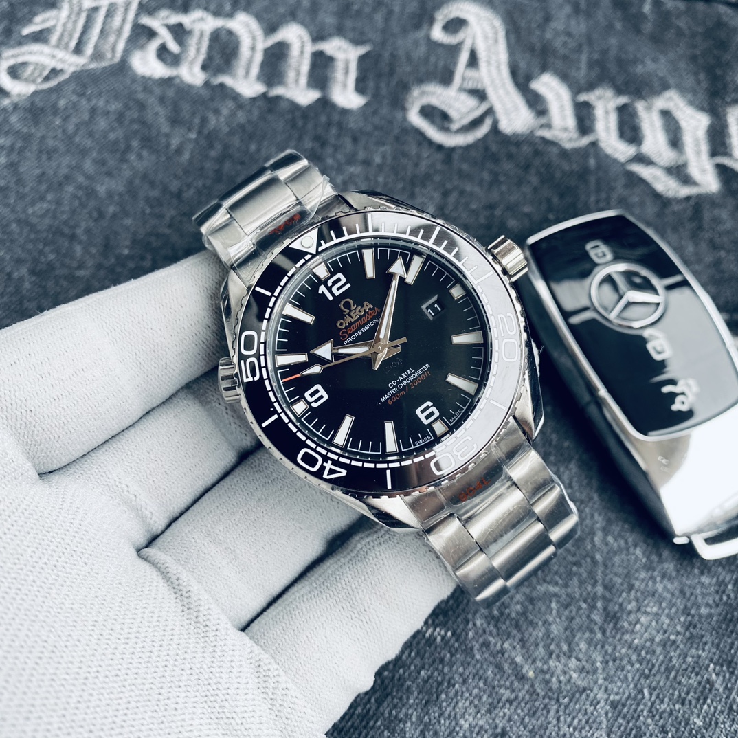 P320
🏍️品牌:欧米茄海马
🏍️系列: 海马600系列
🏍️圈口: 360度单向调节陶瓷计时圈
🏍️机芯: 搭载顶级全自动机械机芯
🏍️尺寸: 42mm,厚度仅13mm,