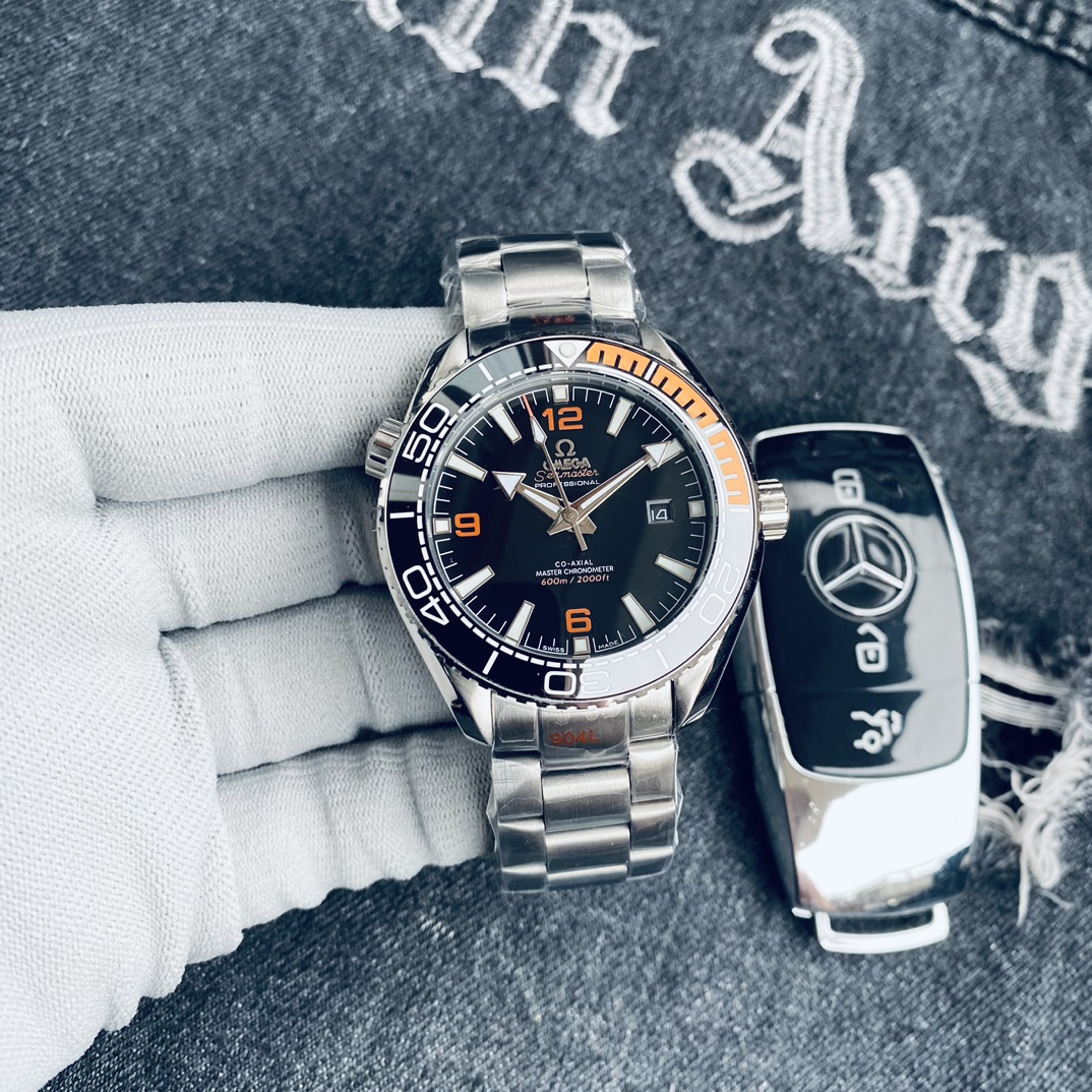 P320
🏍️品牌:欧米茄海马
🏍️系列: 海马600系列
🏍️圈口: 360度单向调节陶瓷计时圈
🏍️机芯: 搭载顶级全自动机械机芯
🏍️尺寸: 42mm,厚度仅13mm,