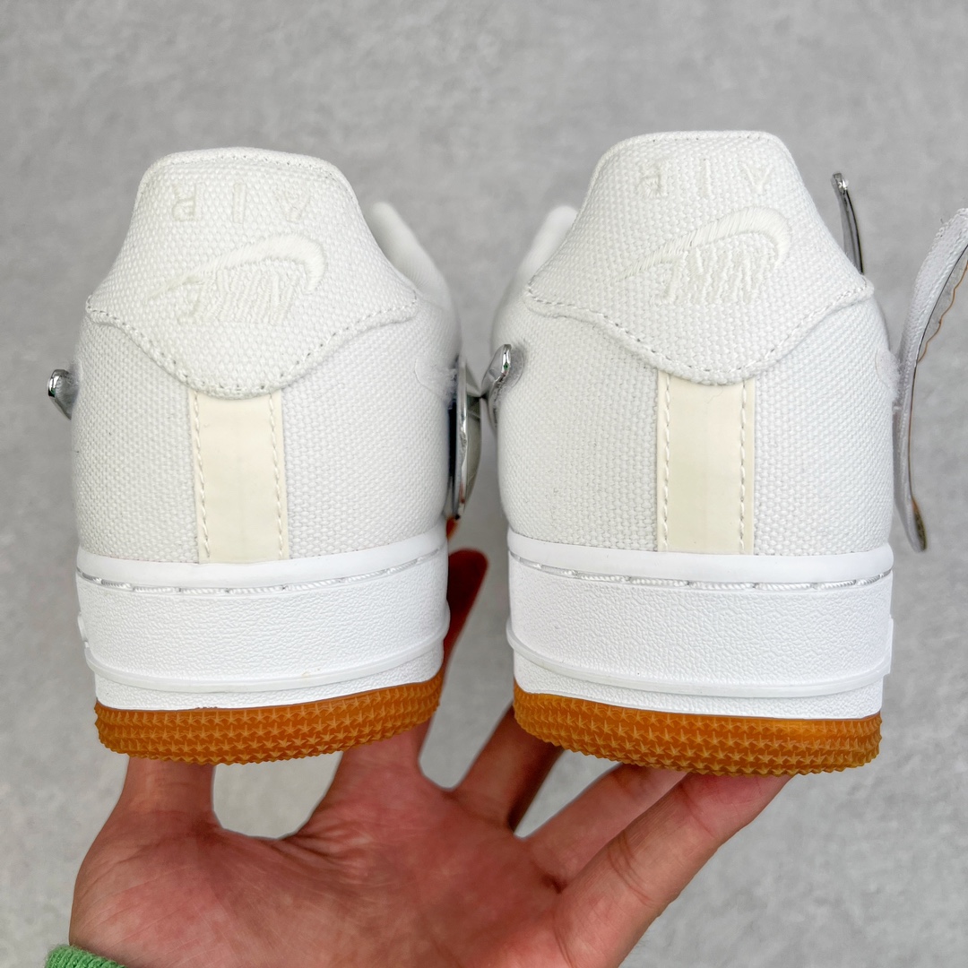 图片[8]-💰300 ＃WD纯原 Travis Scott x NK Air Force 1 TS联名换钩空军一号 纯白 AQ4211-100 高端零售新支线 全套原纸板楦头开发 市场最完美空军版型 原档数据电绣 左脚纽扣章 Travis Scott 经典标志哭脸 右脚纽扣章 TS厂牌 Cactus Jack 仙人掌 原厂订制 金属钻石牙套状鞋扣 三副立体切割Swoosh 银色3D火焰 钻石3M反光 原装进口高密度帆布 原厂百宏鞋带 带夜光反光细节 原厂定制五色3M反光材料进行卷边处理 卷边工艺是属于比较高级AF1上才会出现的工艺而 3M材料卷边更是别出心裁 大底中底发泡PU+全掌AIR Sole气垫 独家原装配套 多重QC质检 超越公司货的品控标准 实实在在的免检产品 同步公司货原盒大几率过验 混卖充正 省去万元体验公司货逼格 双方真正意义上的第一次合作便是这双AFF100企划下的AF1这双鞋由Travis scott本人操刀设计 他希望用这双鞋去讲述自己的故事以及表达自己较为迷幻的说唱风格 首先材料部分 Travis选择了白色的帆布(Canvas）材料搭配生胶大底 这个设计与他自己所喜欢的Vintage风格很搭调 整双鞋最引人注目的部分莫过于双脚鞋带上面的纽扣章了 左脚上的\”哭脸\”已经成为了Travis Scott的象征性标志之一 而这个\”哭脸\”其实是Travis Scott 本人的自画像 而右脚的仙人掌形状纽扣章则为Travis Scott本人的厂牌Cactus Jack 双脚的纽扣章均可以拆卸 可谓玩味十足 而整双鞋另一个可以拆卸的部分则是鞋身的勾子Swoosh除了本身配带的银色金属质感 Swoosh外 这双鞋还额外附赠了3D火焰效果以及类似于钻石具有反光效果的Swoosh 大大提升了整双鞋的趣味性 而这双鞋的细节还远远不止这些 首先 鞋带部分的金属鞋带扣（Deubre）被Travis设计成了钻石牙套状 这样的Deubre设计乃是第一次出现 十分有趣 此外整双鞋的车线部分均使用了3M反光材料进行卷边处理 卷边工艺是属于比较高级（P以上级别的）AF1上才会出现的工艺 而3M材料卷边更是别出心裁 最后 在鞋舌的NK Air以及后跟处的NK Air Logo上 Travis将Logo进行了反转处理 并且后跟部分的Nike Air Logo是可以夜光的 算是Travis留给大家的小彩蛋 整双鞋的设计可以说是诚意满满 在提升了整双 鞋趣味性的同时也彰显了Travis Scott本人独一无二的迷幻风格 在AF100这个满是精品的企划里也算是设计最出众的一款AF1了 SIZE：36 36.5 37.5 38 38.5 39 40 40.5 41 42 42.5 43 44 44.5 45 46 47.5 编码：by3936070-运动鞋