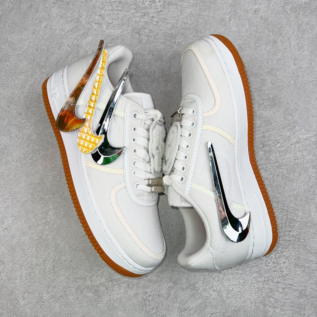 图片[3]-💰300 ＃WD纯原 Travis Scott x NK Air Force 1 TS联名换钩空军一号 纯白 AQ4211-100 高端零售新支线 全套原纸板楦头开发 市场最完美空军版型 原档数据电绣 左脚纽扣章 Travis Scott 经典标志哭脸 右脚纽扣章 TS厂牌 Cactus Jack 仙人掌 原厂订制 金属钻石牙套状鞋扣 三副立体切割Swoosh 银色3D火焰 钻石3M反光 原装进口高密度帆布 原厂百宏鞋带 带夜光反光细节 原厂定制五色3M反光材料进行卷边处理 卷边工艺是属于比较高级AF1上才会出现的工艺而 3M材料卷边更是别出心裁 大底中底发泡PU+全掌AIR Sole气垫 独家原装配套 多重QC质检 超越公司货的品控标准 实实在在的免检产品 同步公司货原盒大几率过验 混卖充正 省去万元体验公司货逼格 双方真正意义上的第一次合作便是这双AFF100企划下的AF1这双鞋由Travis scott本人操刀设计 他希望用这双鞋去讲述自己的故事以及表达自己较为迷幻的说唱风格 首先材料部分 Travis选择了白色的帆布(Canvas）材料搭配生胶大底 这个设计与他自己所喜欢的Vintage风格很搭调 整双鞋最引人注目的部分莫过于双脚鞋带上面的纽扣章了 左脚上的\”哭脸\”已经成为了Travis Scott的象征性标志之一 而这个\”哭脸\”其实是Travis Scott 本人的自画像 而右脚的仙人掌形状纽扣章则为Travis Scott本人的厂牌Cactus Jack 双脚的纽扣章均可以拆卸 可谓玩味十足 而整双鞋另一个可以拆卸的部分则是鞋身的勾子Swoosh除了本身配带的银色金属质感 Swoosh外 这双鞋还额外附赠了3D火焰效果以及类似于钻石具有反光效果的Swoosh 大大提升了整双鞋的趣味性 而这双鞋的细节还远远不止这些 首先 鞋带部分的金属鞋带扣（Deubre）被Travis设计成了钻石牙套状 这样的Deubre设计乃是第一次出现 十分有趣 此外整双鞋的车线部分均使用了3M反光材料进行卷边处理 卷边工艺是属于比较高级（P以上级别的）AF1上才会出现的工艺 而3M材料卷边更是别出心裁 最后 在鞋舌的NK Air以及后跟处的NK Air Logo上 Travis将Logo进行了反转处理 并且后跟部分的Nike Air Logo是可以夜光的 算是Travis留给大家的小彩蛋 整双鞋的设计可以说是诚意满满 在提升了整双 鞋趣味性的同时也彰显了Travis Scott本人独一无二的迷幻风格 在AF100这个满是精品的企划里也算是设计最出众的一款AF1了 SIZE：36 36.5 37.5 38 38.5 39 40 40.5 41 42 42.5 43 44 44.5 45 46 47.5 编码：by3936070-运动鞋