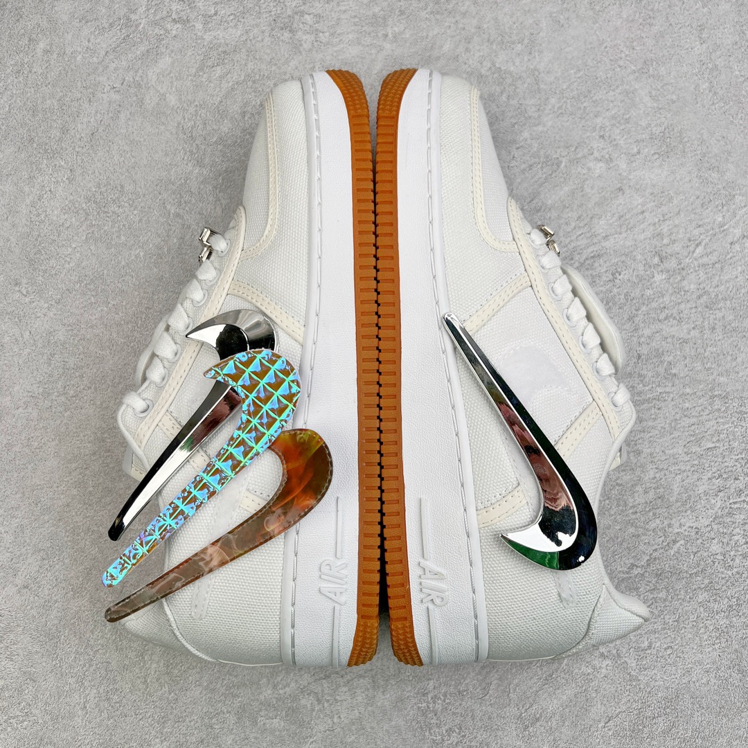 图片[4]-💰300 ＃WD纯原 Travis Scott x NK Air Force 1 TS联名换钩空军一号 纯白 AQ4211-100 高端零售新支线 全套原纸板楦头开发 市场最完美空军版型 原档数据电绣 左脚纽扣章 Travis Scott 经典标志哭脸 右脚纽扣章 TS厂牌 Cactus Jack 仙人掌 原厂订制 金属钻石牙套状鞋扣 三副立体切割Swoosh 银色3D火焰 钻石3M反光 原装进口高密度帆布 原厂百宏鞋带 带夜光反光细节 原厂定制五色3M反光材料进行卷边处理 卷边工艺是属于比较高级AF1上才会出现的工艺而 3M材料卷边更是别出心裁 大底中底发泡PU+全掌AIR Sole气垫 独家原装配套 多重QC质检 超越公司货的品控标准 实实在在的免检产品 同步公司货原盒大几率过验 混卖充正 省去万元体验公司货逼格 双方真正意义上的第一次合作便是这双AFF100企划下的AF1这双鞋由Travis scott本人操刀设计 他希望用这双鞋去讲述自己的故事以及表达自己较为迷幻的说唱风格 首先材料部分 Travis选择了白色的帆布(Canvas）材料搭配生胶大底 这个设计与他自己所喜欢的Vintage风格很搭调 整双鞋最引人注目的部分莫过于双脚鞋带上面的纽扣章了 左脚上的\”哭脸\”已经成为了Travis Scott的象征性标志之一 而这个\”哭脸\”其实是Travis Scott 本人的自画像 而右脚的仙人掌形状纽扣章则为Travis Scott本人的厂牌Cactus Jack 双脚的纽扣章均可以拆卸 可谓玩味十足 而整双鞋另一个可以拆卸的部分则是鞋身的勾子Swoosh除了本身配带的银色金属质感 Swoosh外 这双鞋还额外附赠了3D火焰效果以及类似于钻石具有反光效果的Swoosh 大大提升了整双鞋的趣味性 而这双鞋的细节还远远不止这些 首先 鞋带部分的金属鞋带扣（Deubre）被Travis设计成了钻石牙套状 这样的Deubre设计乃是第一次出现 十分有趣 此外整双鞋的车线部分均使用了3M反光材料进行卷边处理 卷边工艺是属于比较高级（P以上级别的）AF1上才会出现的工艺 而3M材料卷边更是别出心裁 最后 在鞋舌的NK Air以及后跟处的NK Air Logo上 Travis将Logo进行了反转处理 并且后跟部分的Nike Air Logo是可以夜光的 算是Travis留给大家的小彩蛋 整双鞋的设计可以说是诚意满满 在提升了整双 鞋趣味性的同时也彰显了Travis Scott本人独一无二的迷幻风格 在AF100这个满是精品的企划里也算是设计最出众的一款AF1了 SIZE：36 36.5 37.5 38 38.5 39 40 40.5 41 42 42.5 43 44 44.5 45 46 47.5 编码：by3936070-运动鞋