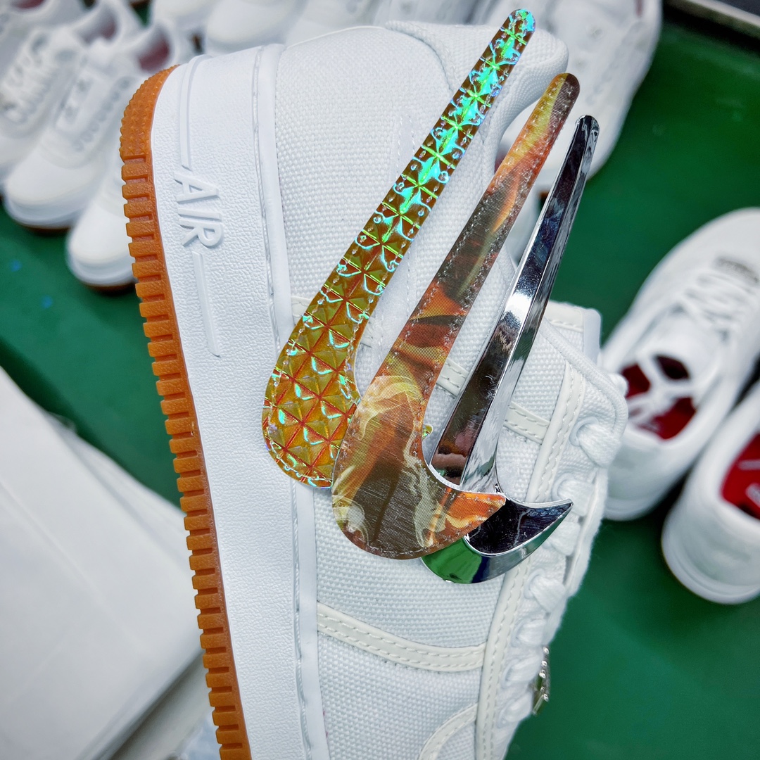 图片[7]-💰320 ＃WD纯原 Travis Scott x NK Air Force 1 TS联名换钩空军一号 纯白 AQ4211-100 高端零售新支线 全套原纸板楦头开发 市场最完美空军版型 原档数据电绣 左脚纽扣章 Travis Scott 经典标志哭脸 右脚纽扣章 TS厂牌 Cactus Jack 仙人掌 原厂订制 金属钻石牙套状鞋扣 三副立体切割Swoosh 银色3D火焰 钻石3M反光 原装进口高密度帆布 原厂百宏鞋带 带夜光反光细节 原厂定制五色3M反光材料进行卷边处理 卷边工艺是属于比较高级AF1上才会出现的工艺而 3M材料卷边更是别出心裁 大底中底发泡PU+全掌AIR Sole气垫 独家原装配套 多重QC质检 超越公司货的品控标准 实实在在的免检产品 同步公司货原盒大几率过验 混卖充正 省去万元体验公司货逼格 双方真正意义上的第一次合作便是这双AFF100企划下的AF1这双鞋由Travis scott本人操刀设计 他希望用这双鞋去讲述自己的故事以及表达自己较为迷幻的说唱风格 首先材料部分 Travis选择了白色的帆布(Canvas）材料搭配生胶大底 这个设计与他自己所喜欢的Vintage风格很搭调 整双鞋最引人注目的部分莫过于双脚鞋带上面的纽扣章了 左脚上的\”哭脸\”已经成为了Travis Scott的象征性标志之一 而这个\”哭脸\”其实是Travis Scott 本人的自画像 而右脚的仙人掌形状纽扣章则为Travis Scott本人的厂牌Cactus Jack 双脚的纽扣章均可以拆卸 可谓玩味十足 而整双鞋另一个可以拆卸的部分则是鞋身的勾子Swoosh除了本身配带的银色金属质感 Swoosh外 这双鞋还额外附赠了3D火焰效果以及类似于钻石具有反光效果的Swoosh 大大提升了整双鞋的趣味性 而这双鞋的细节还远远不止这些 首先 鞋带部分的金属鞋带扣（Deubre）被Travis设计成了钻石牙套状 这样的Deubre设计乃是第一次出现 十分有趣 此外整双鞋的车线部分均使用了3M反光材料进行卷边处理 卷边工艺是属于比较高级（P以上级别的）AF1上才会出现的工艺 而3M材料卷边更是别出心裁 最后 在鞋舌的NK Air以及后跟处的NK Air Logo上 Travis将Logo进行了反转处理 并且后跟部分的Nike Air Logo是可以夜光的 算是Travis留给大家的小彩蛋 整双鞋的设计可以说是诚意满满 在提升了整双 鞋趣味性的同时也彰显了Travis Scott本人独一无二的迷幻风格 在AF100这个满是精品的企划里也算是设计最出众的一款AF1了 SIZE：36 36.5 37.5 38 38.5 39 40 40.5 41 42 42.5 43 44 44.5 45 46 47.5 编码：by3936090-运动鞋