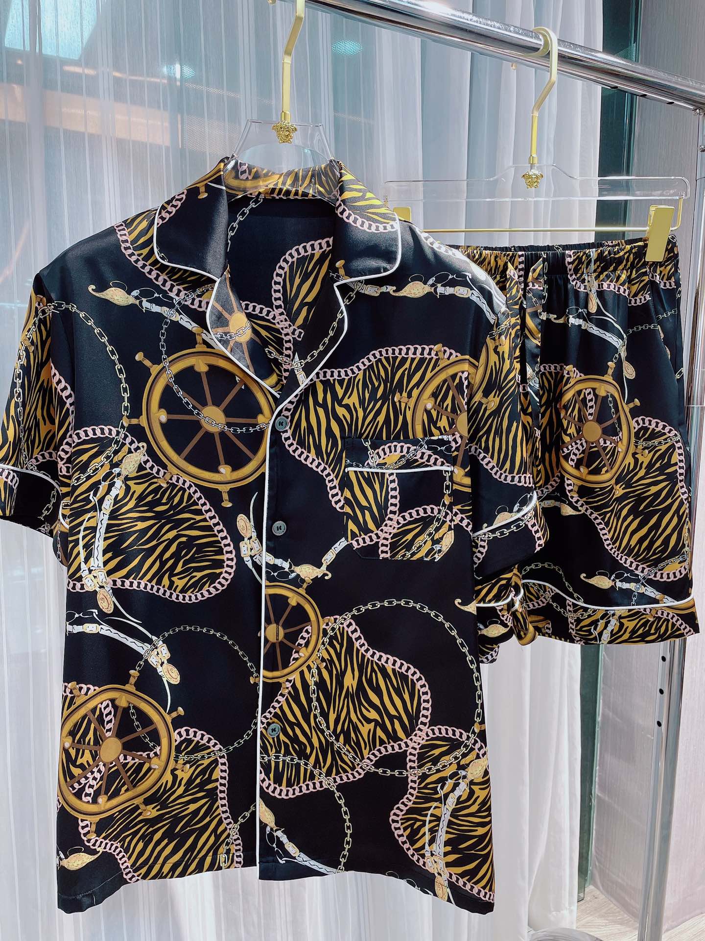 NO:142082,Paijia original new model is available for sale. Short-sleeved shorts couples suit. New model is coming. Real-life photography. Fanfan high-end home clothing suit, same style for men and women, uses high-end Korean silk fabric, comfortable upper body effect, size M-3XL (silk products should not be washed by machine, it is recommended to wash by hand or wash with laundry bag), shorts, T-shirt, real silk, alexander wang19860909派家原创 新款上市 短袖短裤情侣款套装 新款来袭 实物拍摄 范范高端家居服套装,男女同款,采用高定韩国丝面料,上身效果舒适,尺码M—3XL（真丝产品切勿机洗,建议手洗或者洗衣袋洗）,,shorts,T-shirt,real silk,alexander wang,Men's clothing