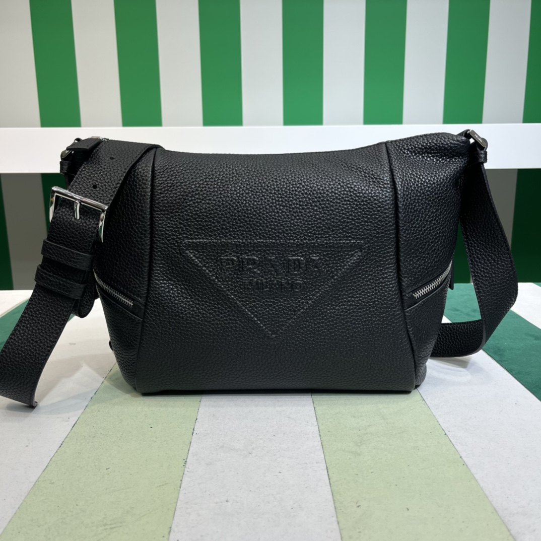 Primer lote en stock🔥【Cuero negro】 𝙋𝙍𝘼𝘿𝘼 nuevo modelo, bolso de cuero/bandolera. Este año, 𝙋𝙍𝘼𝘿𝘼 está tan mi…