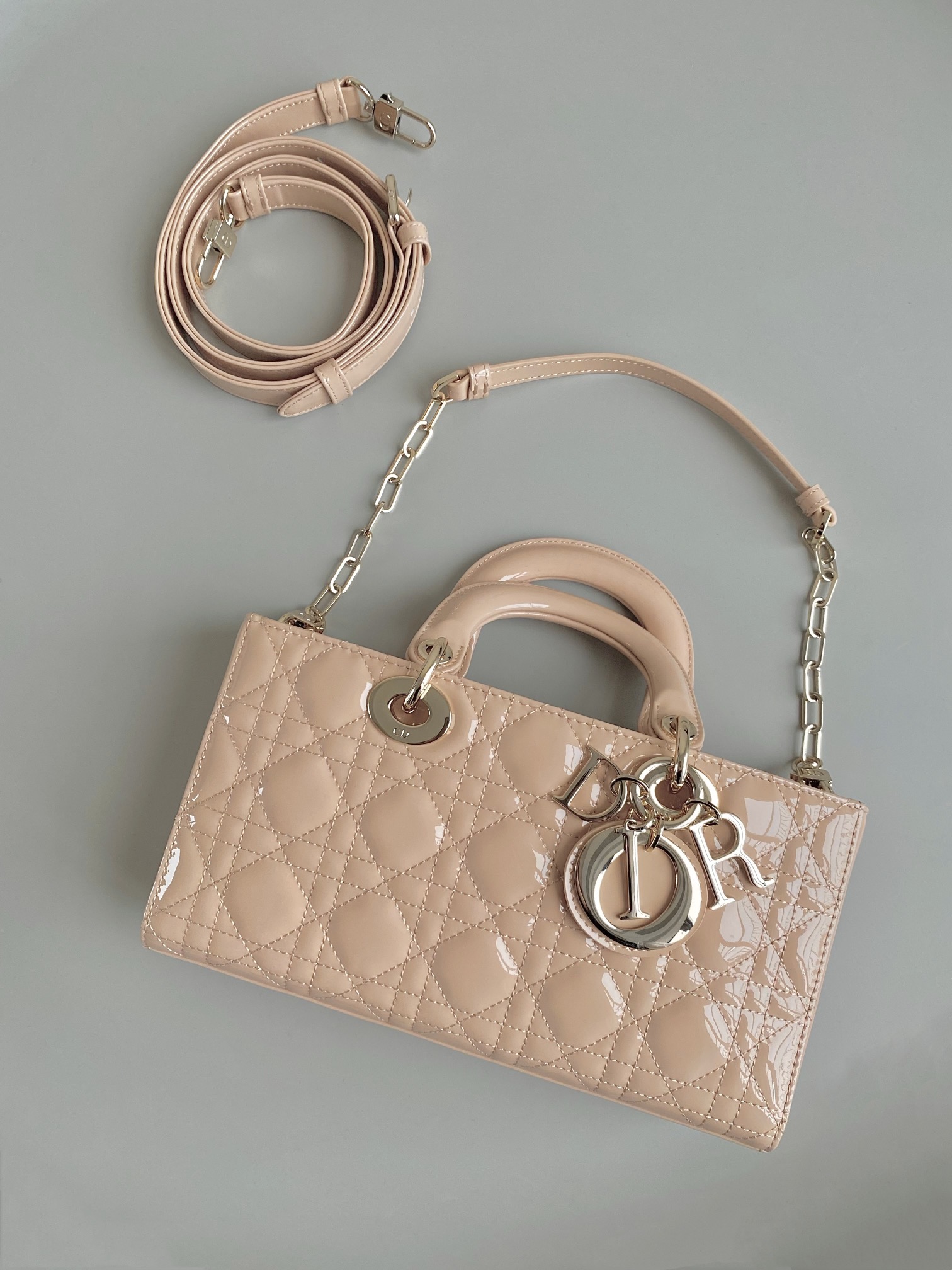Dior 沙粉中号𝗗-𝗝𝗼𝘆 𝗯𝗮𝗴漆皮款
