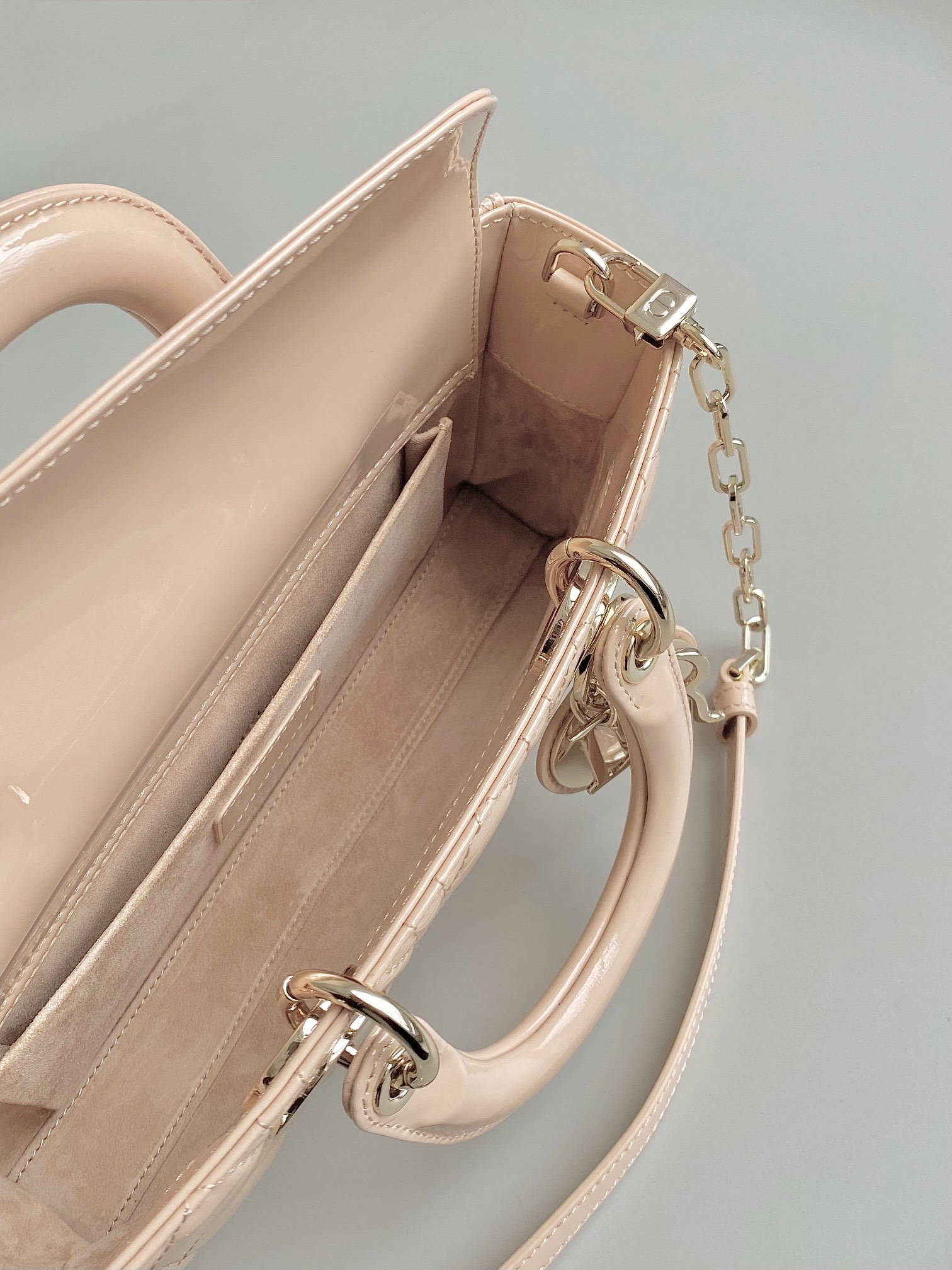 Dior 沙粉中号𝗗-𝗝𝗼𝘆 𝗯𝗮𝗴漆皮款