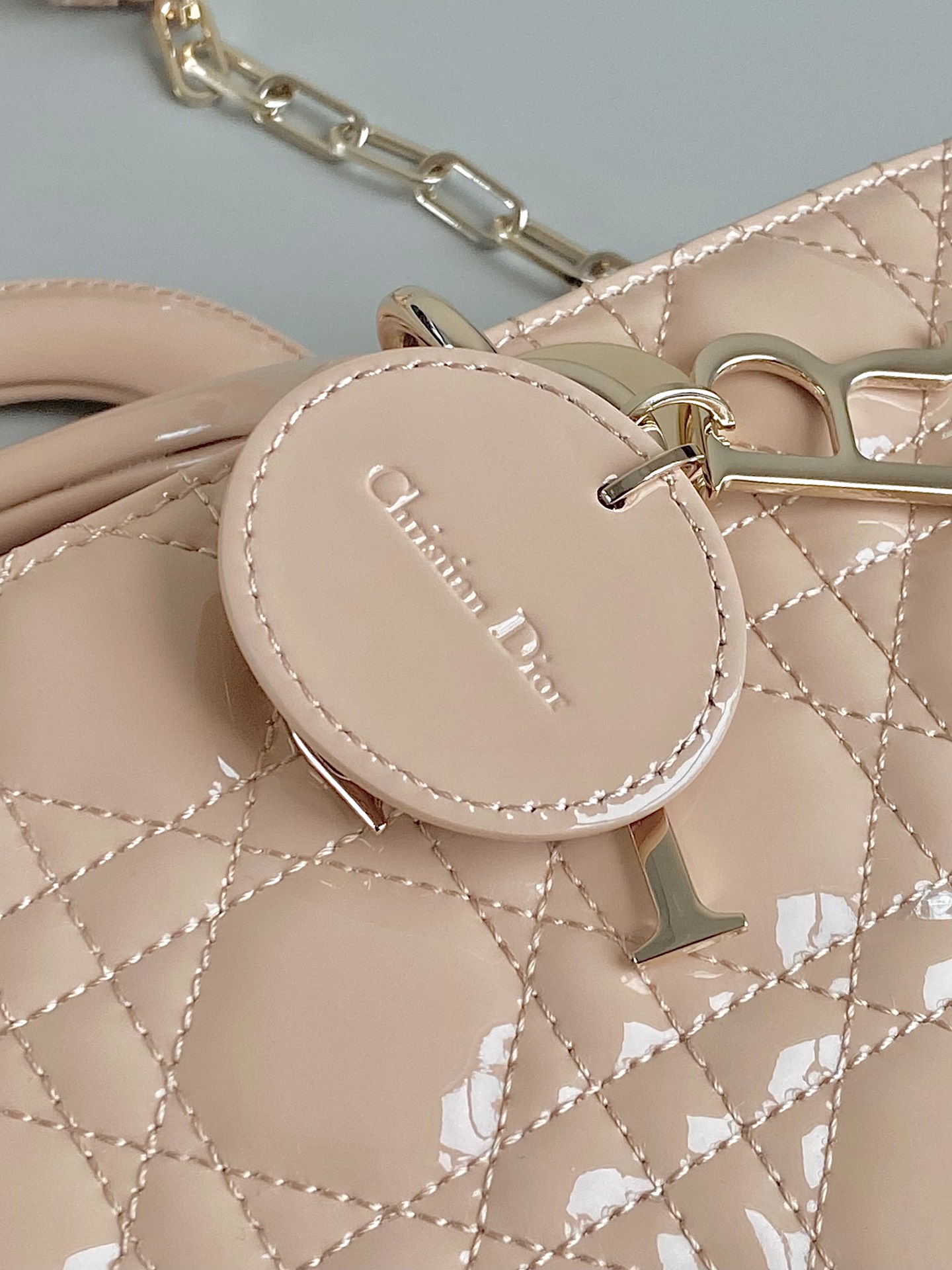 Dior 沙粉中号𝗗-𝗝𝗼𝘆 𝗯𝗮𝗴漆皮款