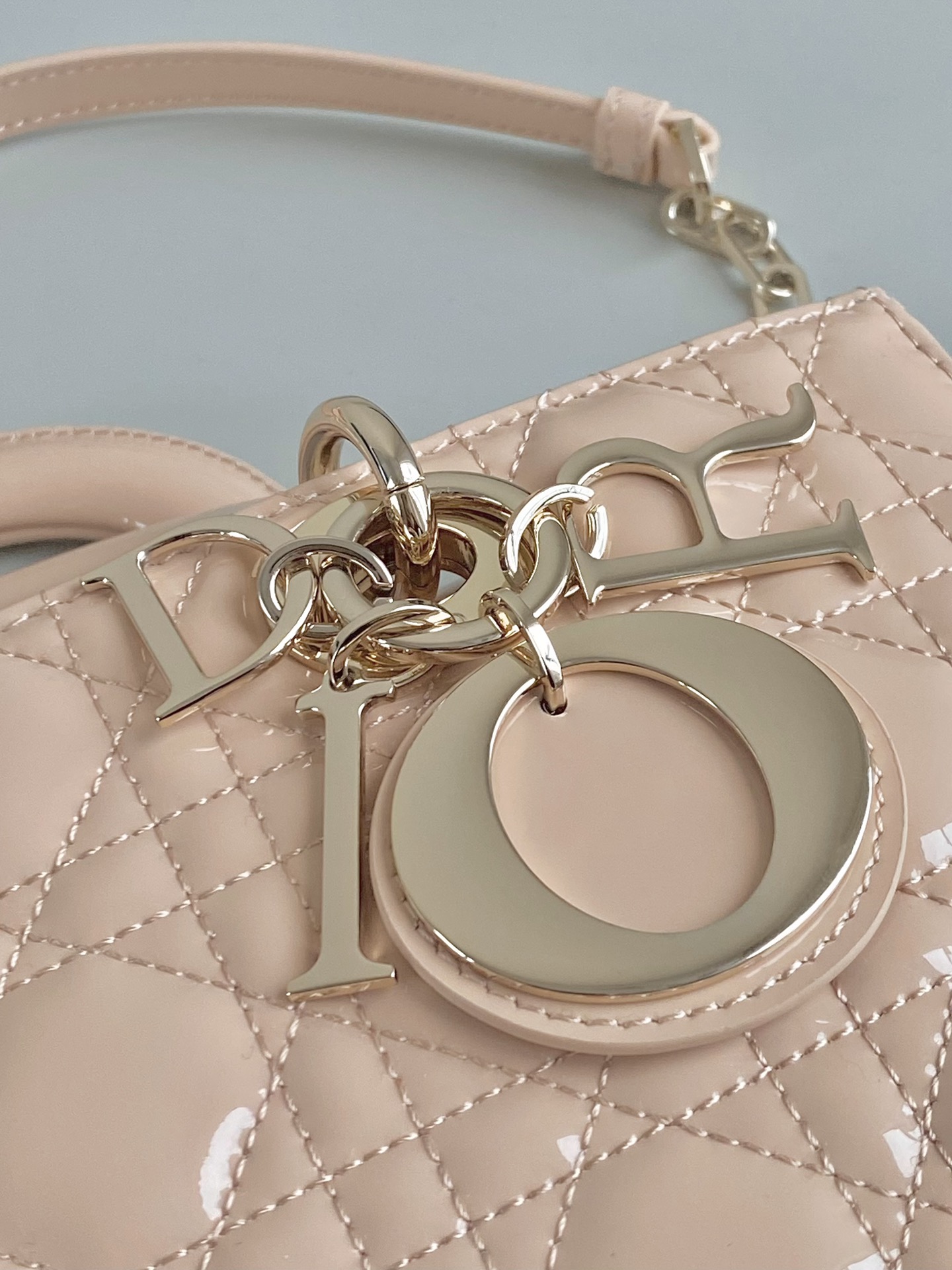 Dior 沙粉中号𝗗-𝗝𝗼𝘆 𝗯𝗮𝗴漆皮款