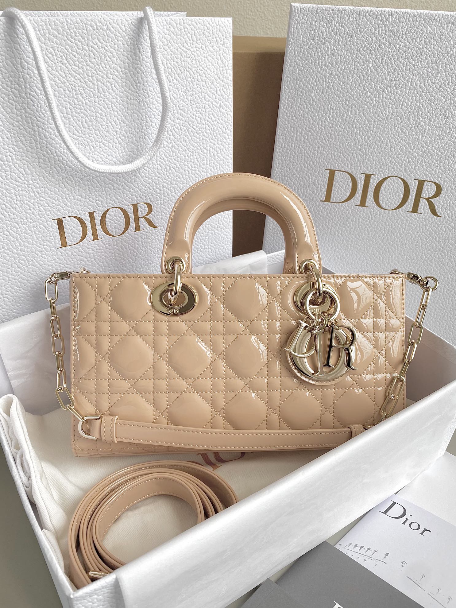 Dior 沙粉中号𝗗-𝗝𝗼𝘆 𝗯𝗮𝗴漆皮款