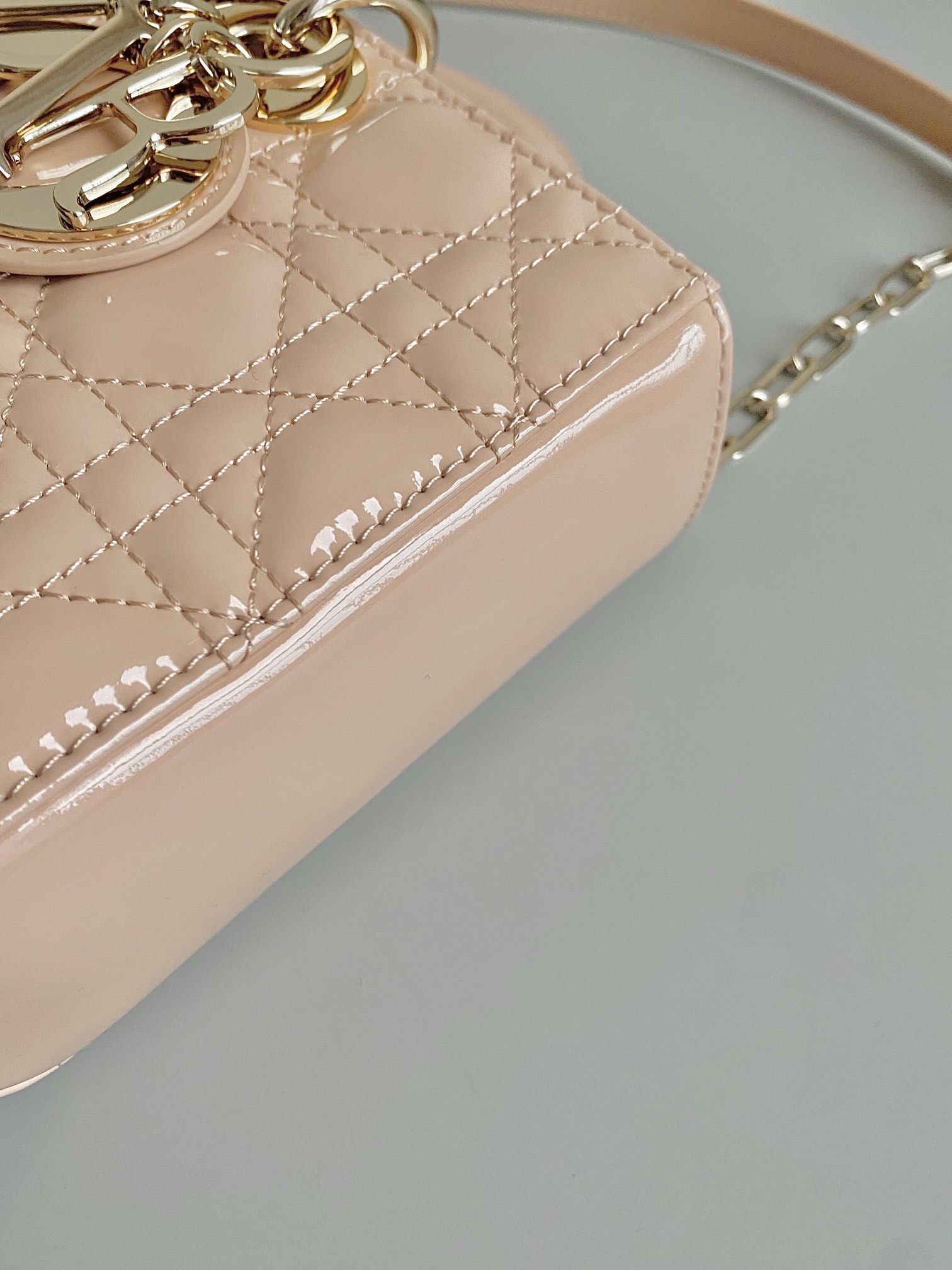 Dior 沙粉中号𝗗-𝗝𝗼𝘆 𝗯𝗮𝗴漆皮款