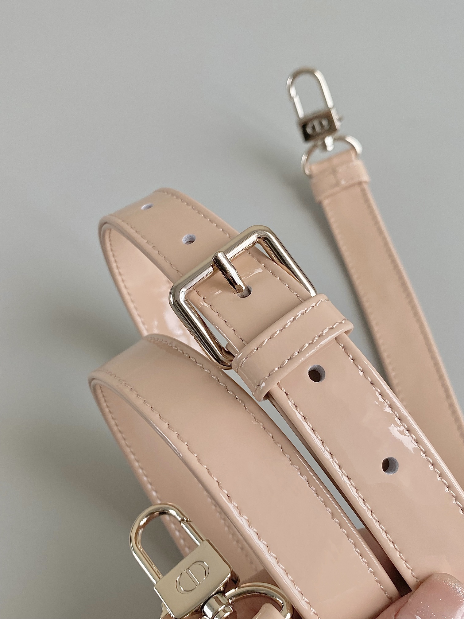 Dior 沙粉中号𝗗-𝗝𝗼𝘆 𝗯𝗮𝗴漆皮款