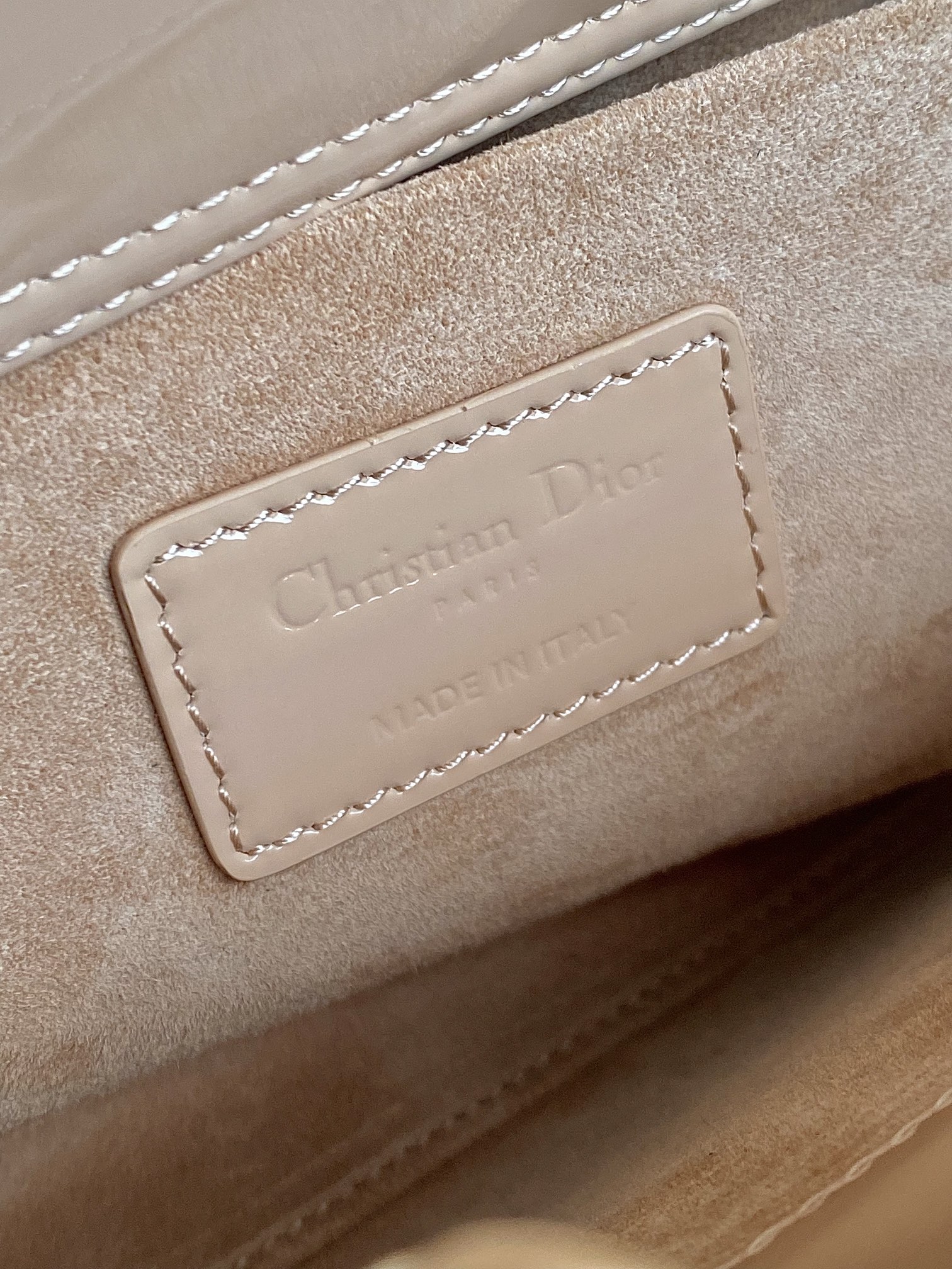 Dior 沙粉中号𝗗-𝗝𝗼𝘆 𝗯𝗮𝗴漆皮款