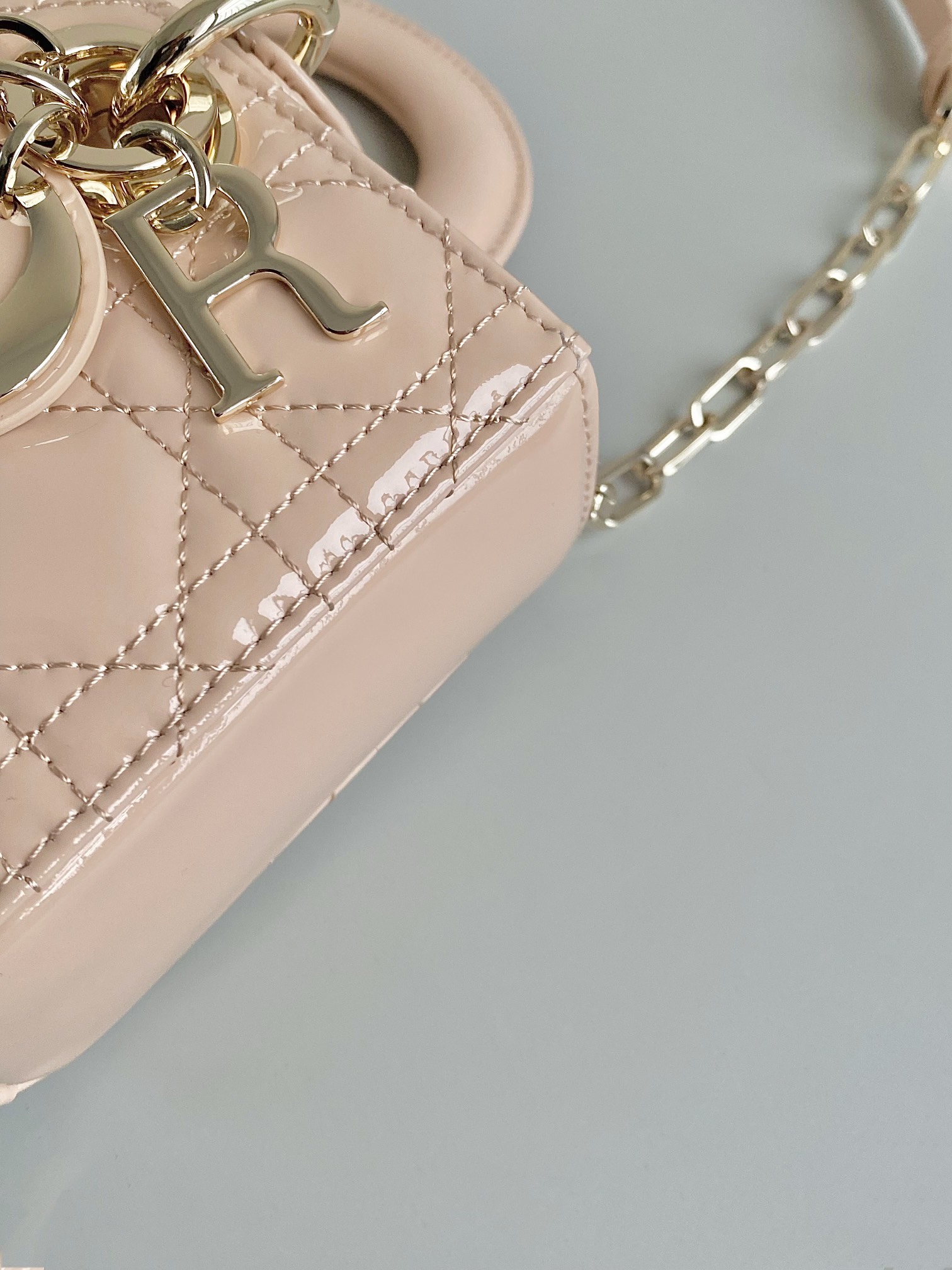 Dior 沙粉小号 𝗗-𝗝𝗼𝘆 𝗯𝗮𝗴漆皮款