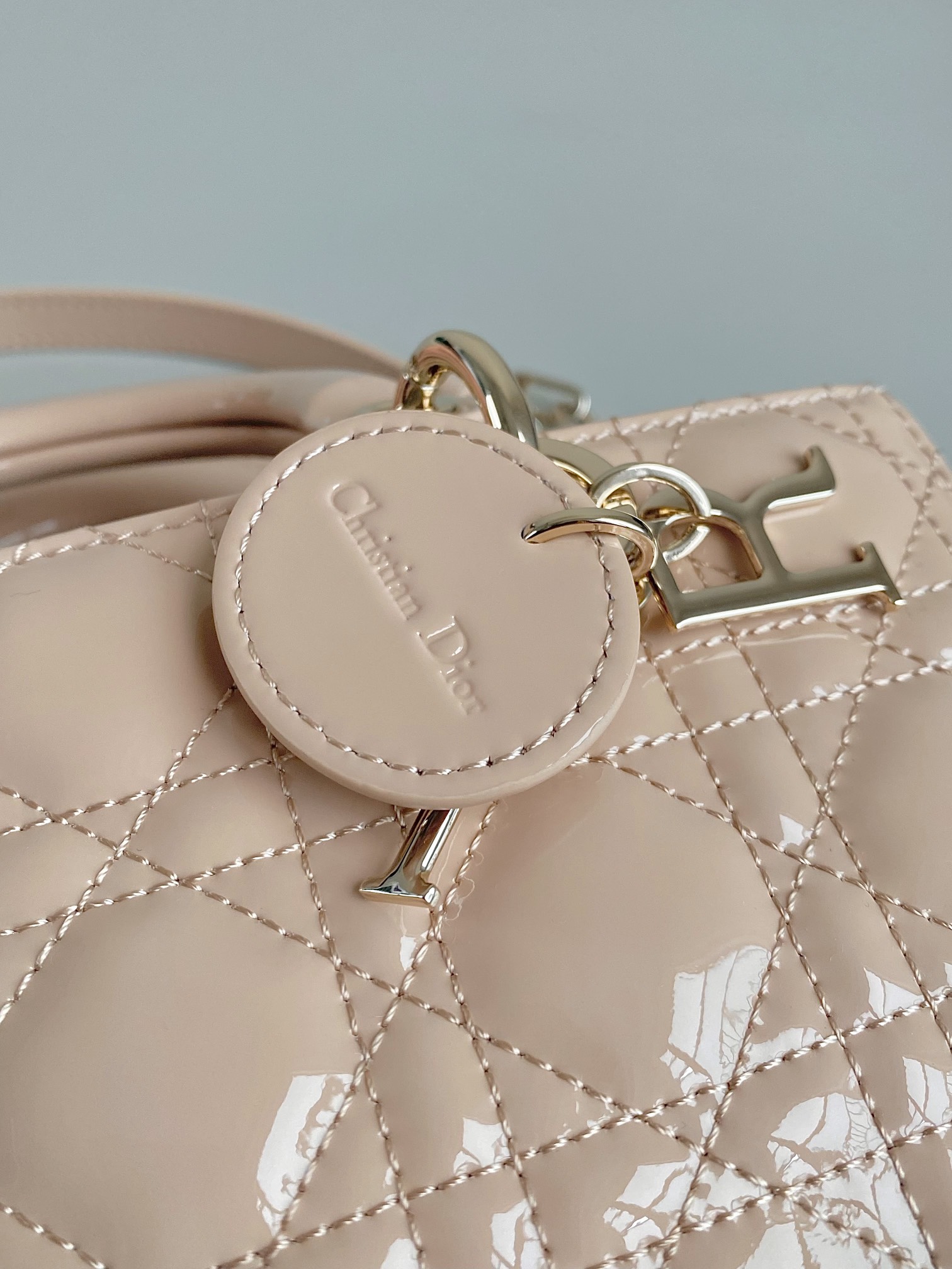 Dior 沙粉小号 𝗗-𝗝𝗼𝘆 𝗯𝗮𝗴漆皮款