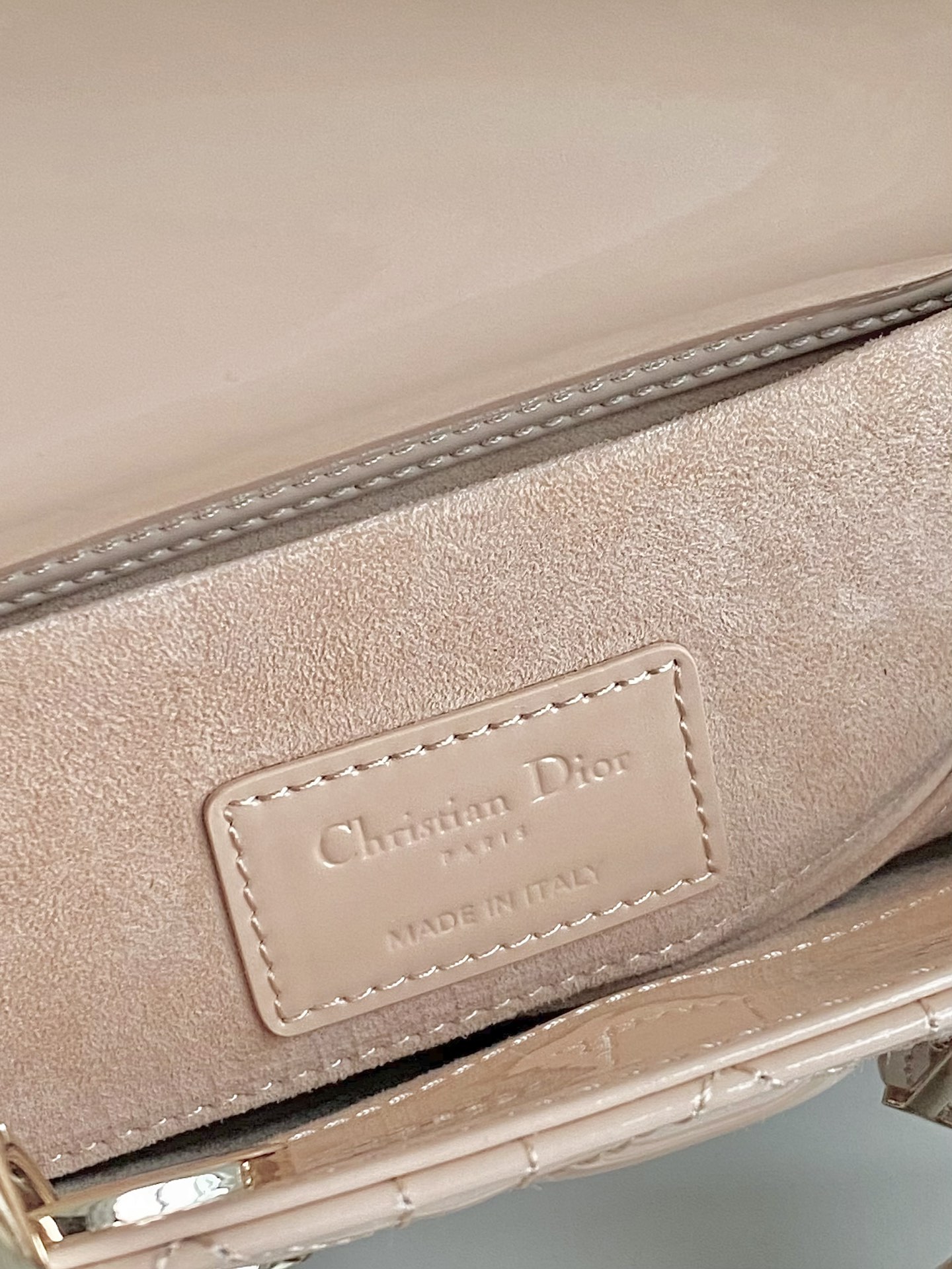Dior 沙粉小号 𝗗-𝗝𝗼𝘆 𝗯𝗮𝗴漆皮款