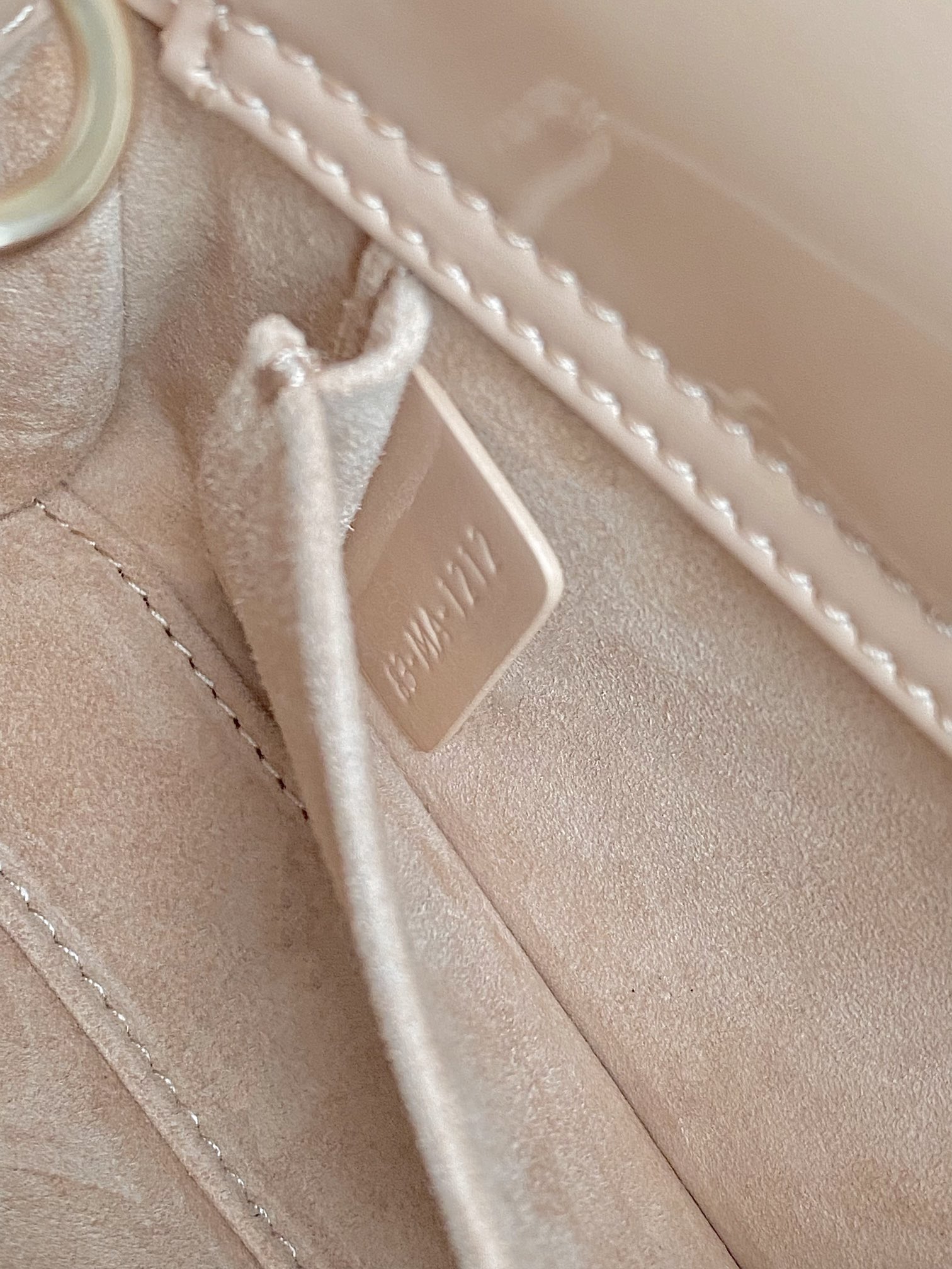 Dior 沙粉小号 𝗗-𝗝𝗼𝘆 𝗯𝗮𝗴漆皮款