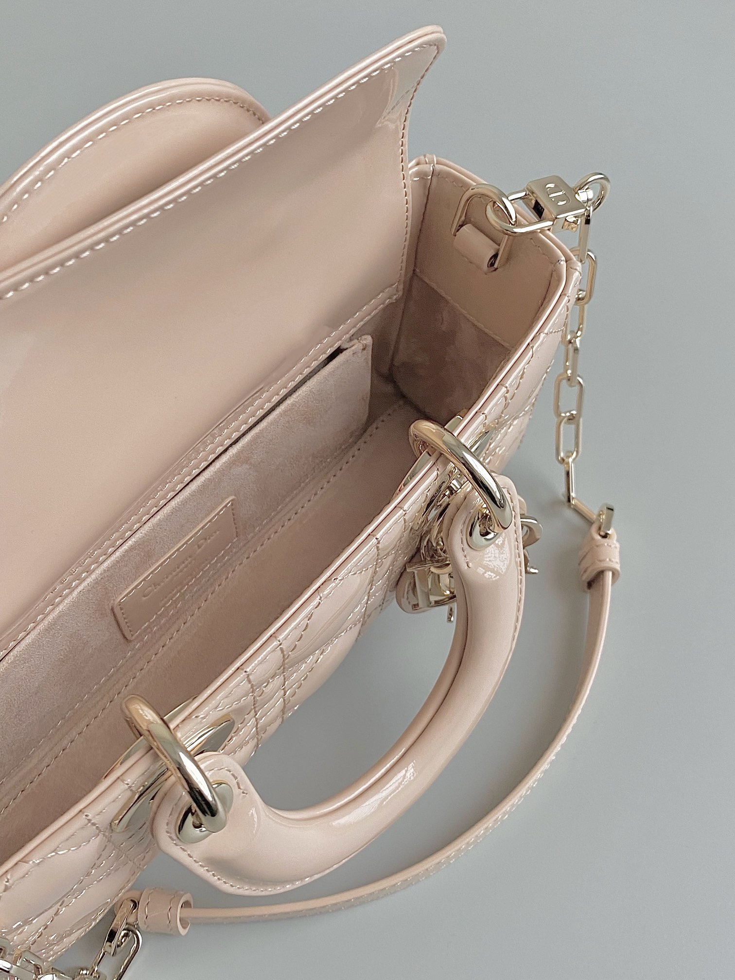 Dior 沙粉小号 𝗗-𝗝𝗼𝘆 𝗯𝗮𝗴漆皮款