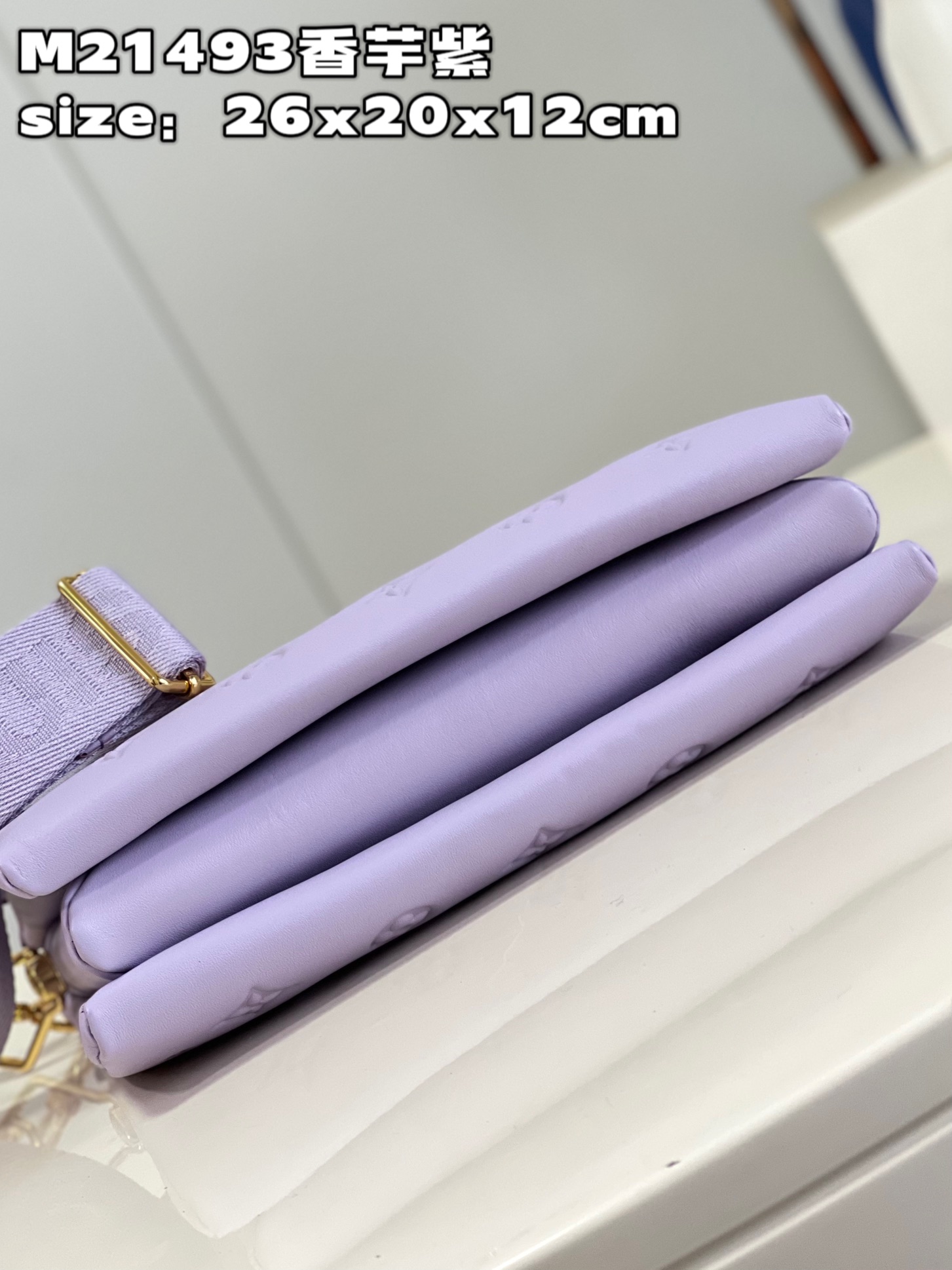 顶级原单M21493香芋紫由蓬松的Monogram压纹版羊皮革制成的Coussin小号手袋包内两个隔层之