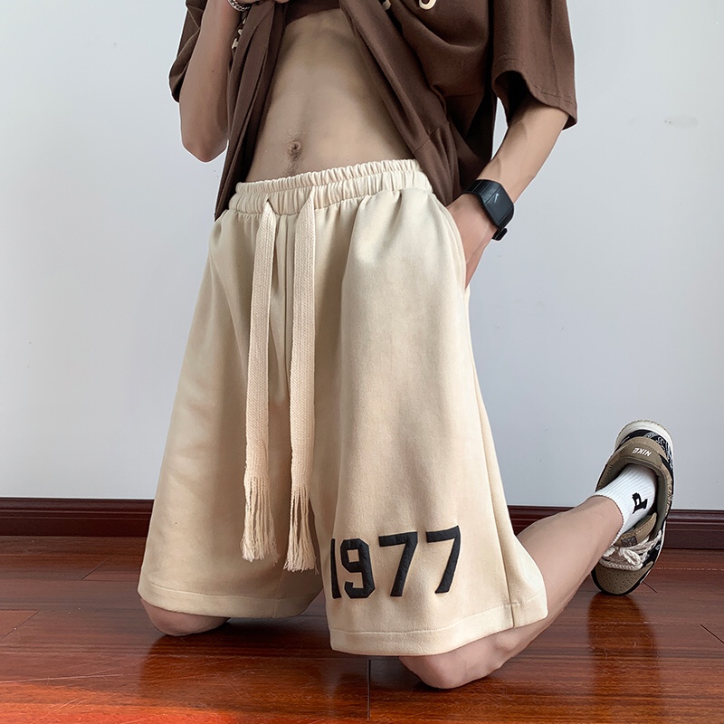 💰95FEAR OF GOD FOG夏季Essential 复线美式高街复古1977系列植绒logo字母鹿皮绒短裤 男女同款独家高品质正确版本,独家原版鹿皮绒绒面料, 专柜同步发行 !各大网红上身 。 上街回头率💯 刷街必备 !!裁剪完美 精致的工艺 无论是做工还是款型都是无可挑剔的 超级上档次的一款裤子 低调不张扬 回头率百分百 情侣同款,店主自留款。
颜色:黑色 杏色
尺码:M-XXXL
腰围 臀围 裤长
M 68 112 53
L 70 116 54
XL 72 120 55
XXL 74 124 56
XXXL 76 128 57