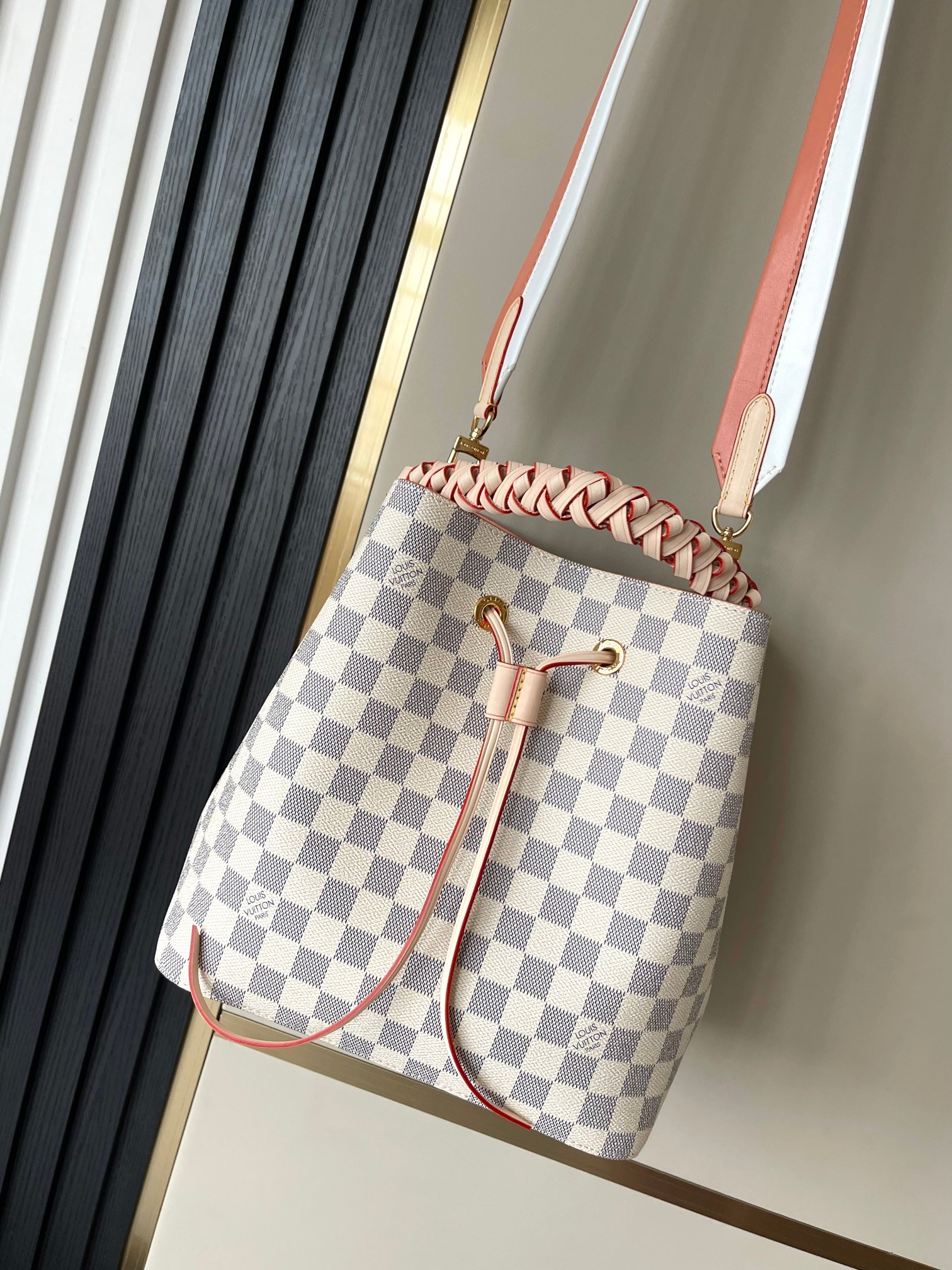 N40344 Bolso tipo cubo a cuadros blanco Correa de hombro con bloques de color trenzado en la muñeca