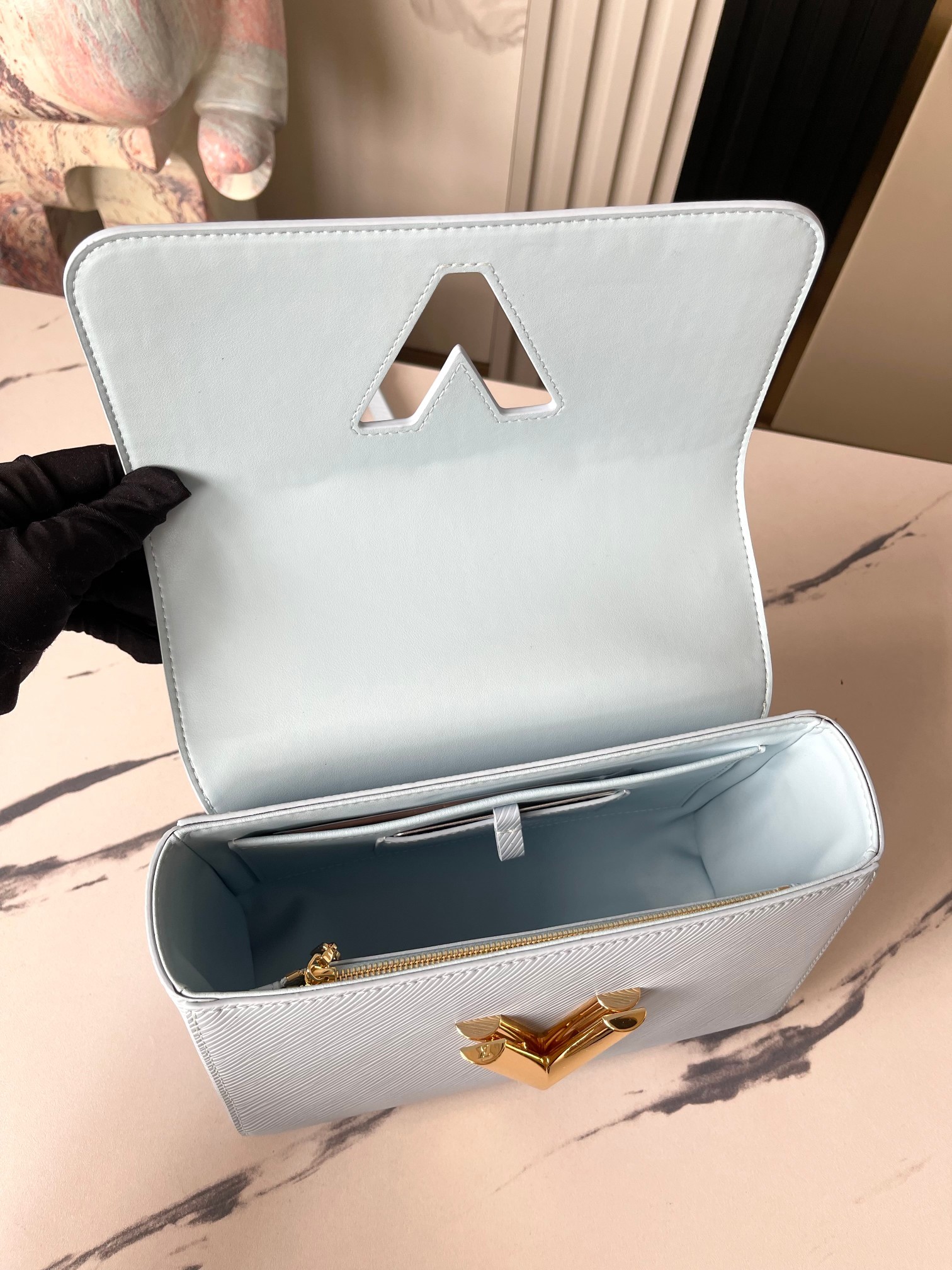 顶级原单独家实拍M21721天蓝M59888土黄M59852米白Twist中号手袋取材品牌标志性Epi皮