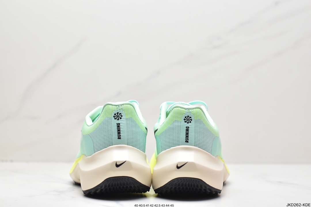 160 Nike Zoom Fly 5超轻跑步鞋 REACT 泡棉搭配碳纤维板DM8968-300