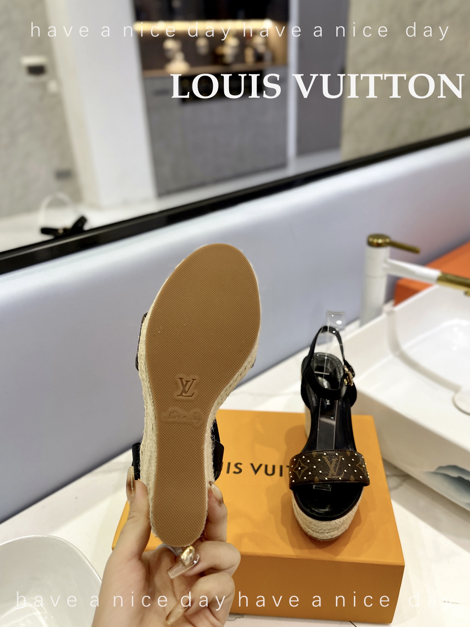 LOUIS*uitton最新走秀款厚底凉鞋香港原版购入一比一开模今年的款式比去年增加了老花原素显得更为大